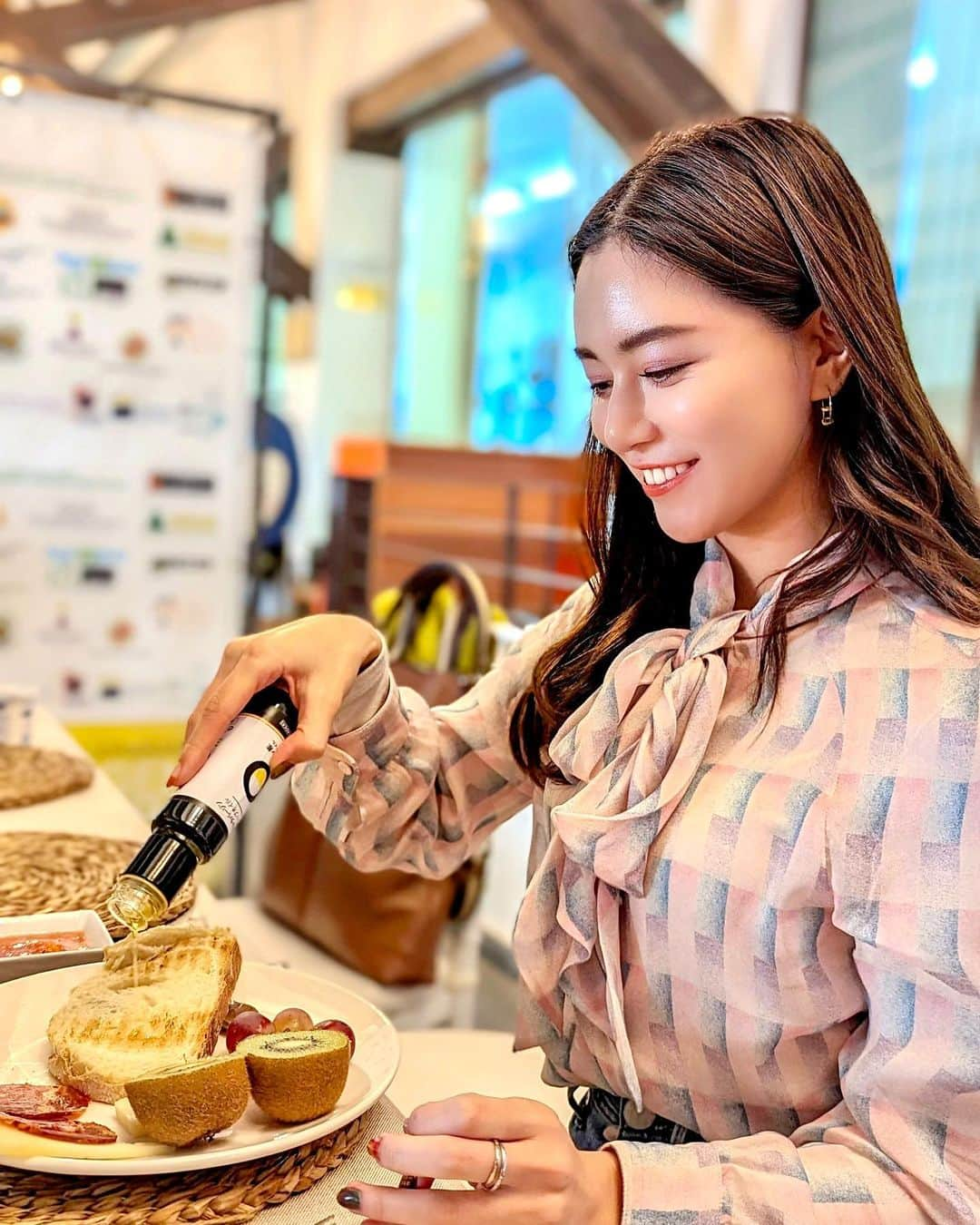 石井里奈さんのインスタグラム写真 - (石井里奈Instagram)「スペインでのお料理教室🥘🇪🇸 スペイン産オリーブオイルをたっぷり使ったレシピを教えてもらいました💓✨ すごいシンプルな作り方なんだけどとっても美味しくて今度お家で再現したい！！ オリーブオイルの色が綺麗なグリーンでうっとり💚 . この日も朝もお昼もオリーブづくしで幸せdayでした💓 . tops... @emporioarmani  . @oliveoilsspainjp @oliveoilsspain @olivaryaceite  #oliveoilfromspain #spanishoiliveoil #Spain #spanishproduct #helthylifestyle #triptospain #スペイン産オリーブオイル #スペイン #お料理教室 #料理教室 #料理女子 #クッキング #cooking #ホームパーティー #ホームパーティー料理」12月3日 12時36分 - ri7tin1025