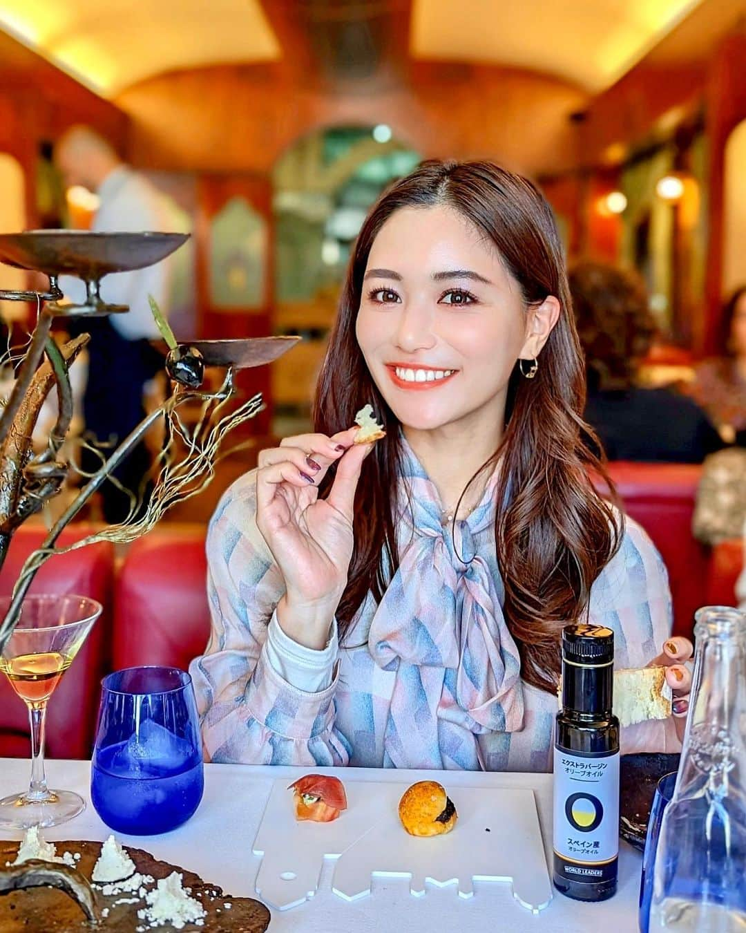 石井里奈さんのインスタグラム写真 - (石井里奈Instagram)「スペインでのお料理教室🥘🇪🇸 スペイン産オリーブオイルをたっぷり使ったレシピを教えてもらいました💓✨ すごいシンプルな作り方なんだけどとっても美味しくて今度お家で再現したい！！ オリーブオイルの色が綺麗なグリーンでうっとり💚 . この日も朝もお昼もオリーブづくしで幸せdayでした💓 . tops... @emporioarmani  . @oliveoilsspainjp @oliveoilsspain @olivaryaceite  #oliveoilfromspain #spanishoiliveoil #Spain #spanishproduct #helthylifestyle #triptospain #スペイン産オリーブオイル #スペイン #お料理教室 #料理教室 #料理女子 #クッキング #cooking #ホームパーティー #ホームパーティー料理」12月3日 12時36分 - ri7tin1025