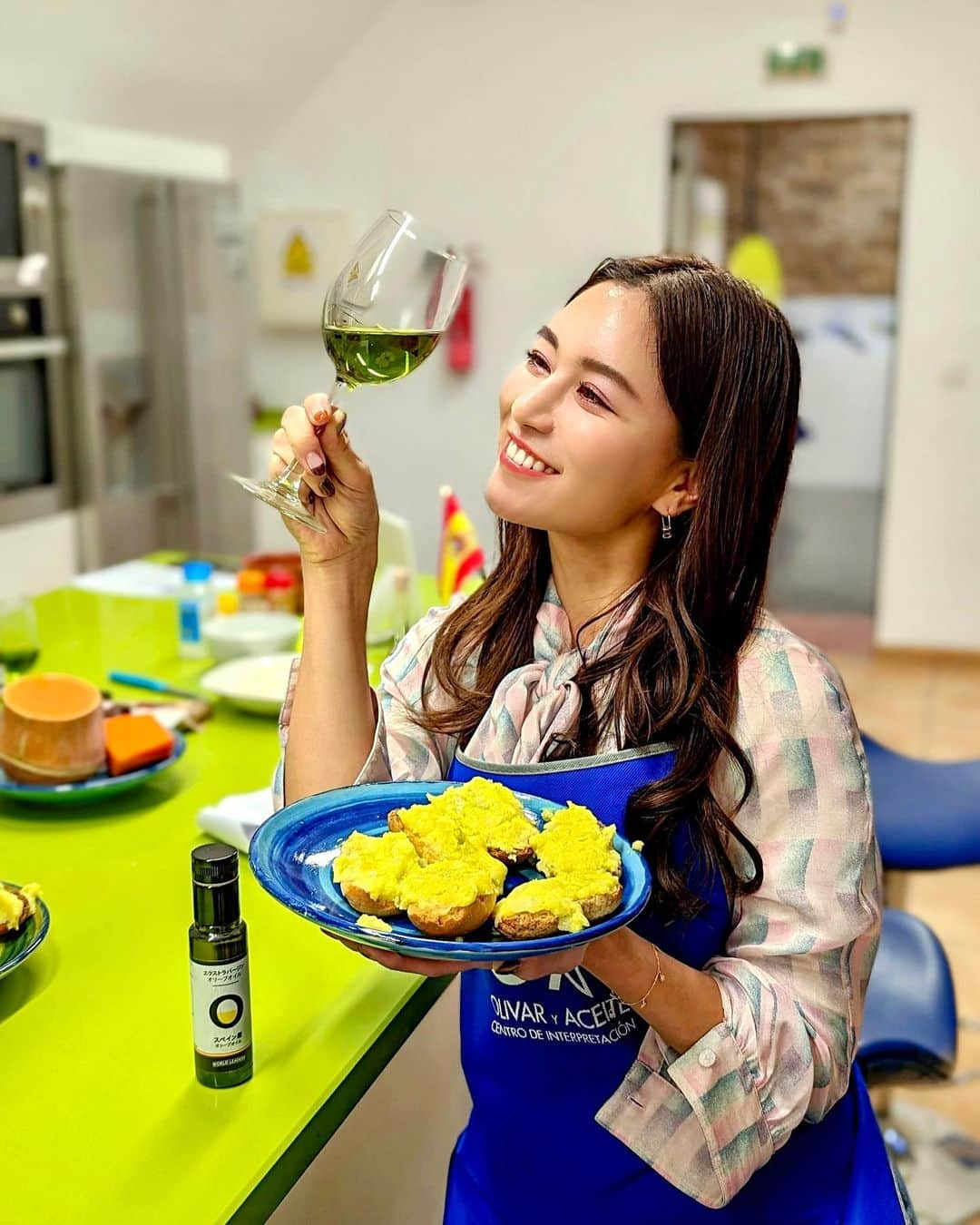 石井里奈さんのインスタグラム写真 - (石井里奈Instagram)「スペインでのお料理教室🥘🇪🇸 スペイン産オリーブオイルをたっぷり使ったレシピを教えてもらいました💓✨ すごいシンプルな作り方なんだけどとっても美味しくて今度お家で再現したい！！ オリーブオイルの色が綺麗なグリーンでうっとり💚 . この日も朝もお昼もオリーブづくしで幸せdayでした💓 . tops... @emporioarmani  . @oliveoilsspainjp @oliveoilsspain @olivaryaceite  #oliveoilfromspain #spanishoiliveoil #Spain #spanishproduct #helthylifestyle #triptospain #スペイン産オリーブオイル #スペイン #お料理教室 #料理教室 #料理女子 #クッキング #cooking #ホームパーティー #ホームパーティー料理」12月3日 12時36分 - ri7tin1025