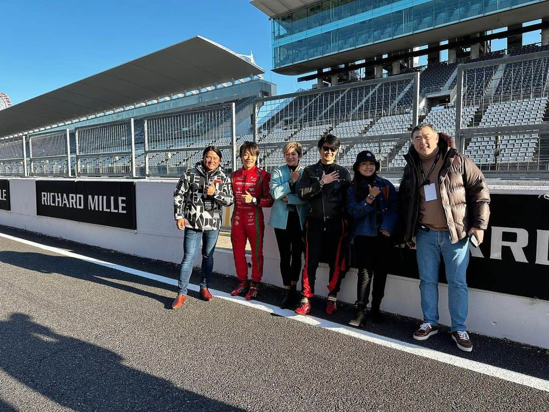 青木瀬令奈さんのインスタグラム写真 - (青木瀬令奈Instagram)「. RICHARD MILLE SUZUKA 2022 参加させて頂きました！🤩 🏎( @richardmille ) . 着いて早々、スポーツランということで のぶ( @nobu_mat13 )の隣に乗せてもらって レース体験することに😳 ストレートもそうだけど カーブやばかったー！！！😳 ストレートは300キロ近く出てました🤣 空飛ぶんじゃないかと思うくらい 速かった〜🤣🤣 . そのあとパレードランでは みすず( @misuzunarita )を乗せて フェラーリを運転させて頂くことに😳 スポーツカーはもちろん、 サーキットで走れるなんて凄い😳 ストレートでは、一旦停止してから アクセル全開で踏んで良いコーナーが 設けられておりまして ベタ踏み、踏ませて頂きました🤣🤩 目標は200キロだったのですが やはり160過ぎてくるとびびってしまい 180〜190キロくらいまでしか出せず、、 次回の目標です！！😊🏎🌈 楽しかった〜🤣🤣🤣 . . リシャールの皆さん、川崎社長、 ( @richardmille ) ( @keita3673 ) 貴重な体験をさせて頂き 本当にありがとうございました🥹🥹 . . 今回は智香さんは不在だったけど 久しぶりにファミリーと リシャールのみんなに会えて なんだかホッとしたというか パワーを頂きました🥹🥹 オフは今までにないくらい忙しくて 毎日結構しんどかったけど こんなに元気になれるとは🥹🥹 大好きなみんなに会えて幸せでした🥹🤍 また沖縄で！！！⛳️🌈 . . #richardmille  #リシャールミルファミリー　 #中野信治　 @shinjinakano  #竹内智香　 @tomoka_takeuchi  #宮里優作  @yusakumiyazato_official  #松下信治  @nobu_mat13  #青木瀬令奈　 @serenaaoki_official  #成田美寿々　 @misuzunarita」12月3日 13時17分 - serenaaoki_official