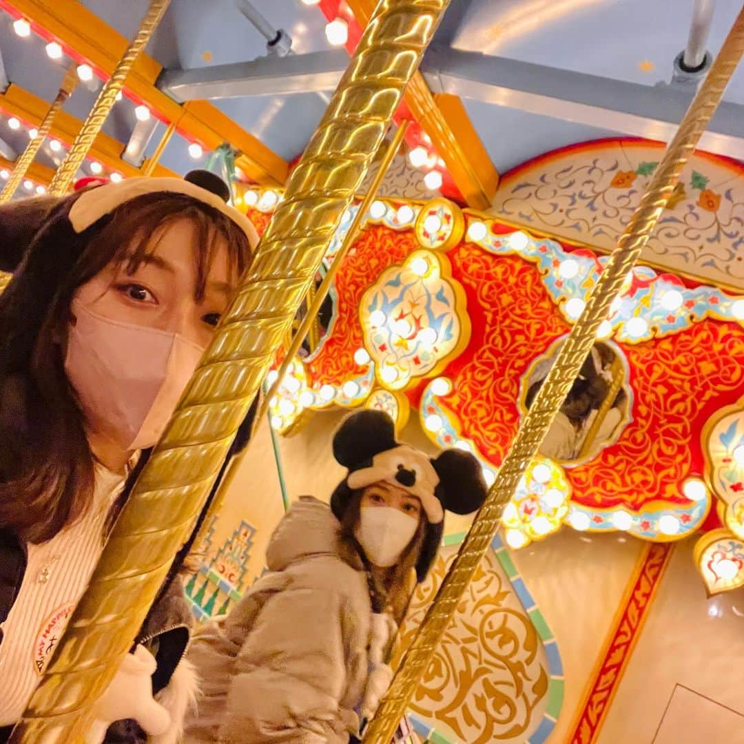 須田亜香里さんのインスタグラム写真 - (須田亜香里Instagram)「15年ぶりのディズニーシー！！ ゆりあがお誕生日祝いでチケット取ってくれたの🥹 大好きな人と過ごす時間は果てしなく楽しくて心地よかったです。 ゆりあ、ありがとう❤️ #tokyodisneysea #ディズニーコーデ」12月3日 14時11分 - akarisuda