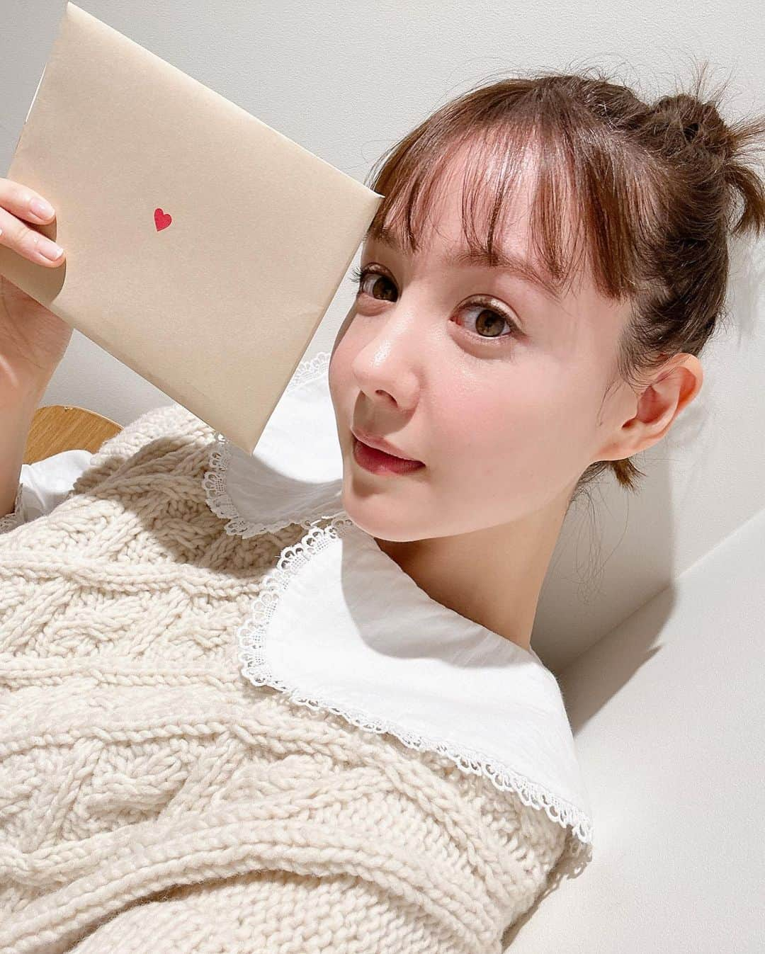 トリンドル玲奈さんのインスタグラム写真 - (トリンドル玲奈Instagram)「本日カレンダーが発売となりました♡  こんな感じで封筒に入って届きます♡ 一枚一枚特製のスタンドに立て掛けるタイプ😚  裏表に写真が載ってます✌︎  来年がみなさんにとって良い年となりますように🥰」12月3日 14時44分 - toritori0123