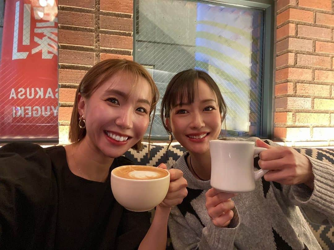 吉山りささんのインスタグラム写真 - (吉山りさInstagram)「🎪 さおちゃんとカフェでガールズトークしまくったあと  木根尚登さんのソロ30周年のLIVEへ🎸  初めて行った花やしきの中にある花劇場☺️  やっぱり生で見るのはいいよね😌❣️  大好きなさおちゃんと 素敵な時間をど真ん中の最高の席で過ごせて幸せだった💞  ありがとね👯‍♀️  次は3人でガールズトークだね🥳🥂🥳🥳   #木根尚登 さん #30thanniversary  #live  #浅草 #花劇場 #浅草花劇場  #花やしき  #カフェ  #ガールズトーク #ライブ #木根尚登と愉快な仲間たち #asakusa  @kineshao @oreorerisa   #吉山りさ  #モデル #japanese  #japanesemodel    #rootsofthetree めちゃくちゃ良かった😍」12月3日 15時58分 - oreorerisa