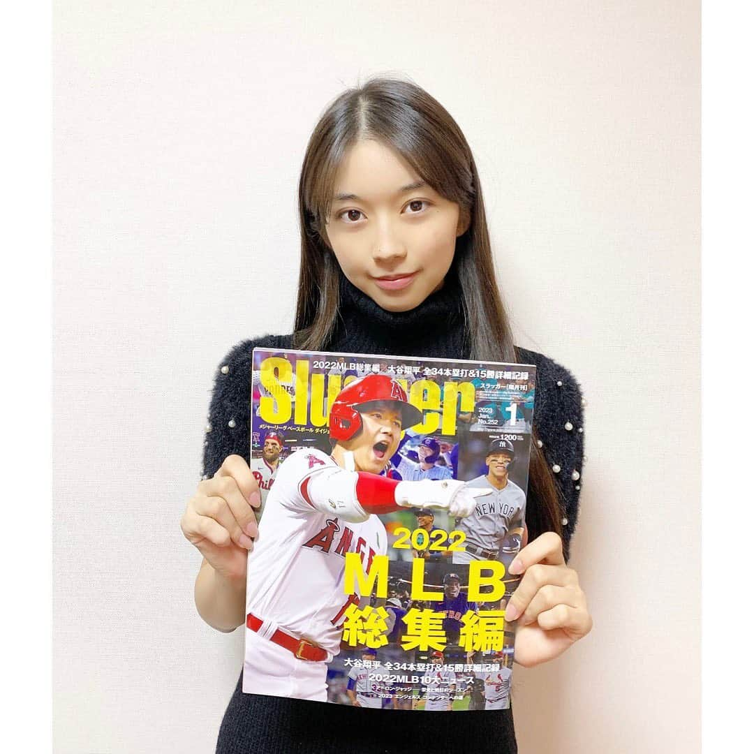 牧野真莉愛さんのインスタグラム写真 - (牧野真莉愛Instagram)「♡ ♡ ✨⚾️Slugger⚾️2023年1月号✨ 発売中❣️❣️ぜったいみてね💗 「牧野真莉愛のFUN! FUN! MLB!」最終回です🐰💕 🎀 Sluggerさんからの"Topps"プレゼント🎁 まりあとっても嬉しかったです🐰💕 やばっ❣️❣️❣️ コービンバーンズのユニの生地付いてるのとか、サメとか、1:130のカード出た❣️←しかもトラウト🌈🌈🌈 Sluggerさんと一緒に開封したの楽しかったです🎶＆カードの解説付き💖 🎀 つづく🐰“まりブロ”みてね ♡ ♡  #slugger ⚾️ #スラッガー #日本スポーツ企画出版社 さん✨ #MLB ❤️ #topps 💕 #モーニング娘22 #morningmusume22 #牧野真莉愛」12月3日 17時32分 - maria_makino.official