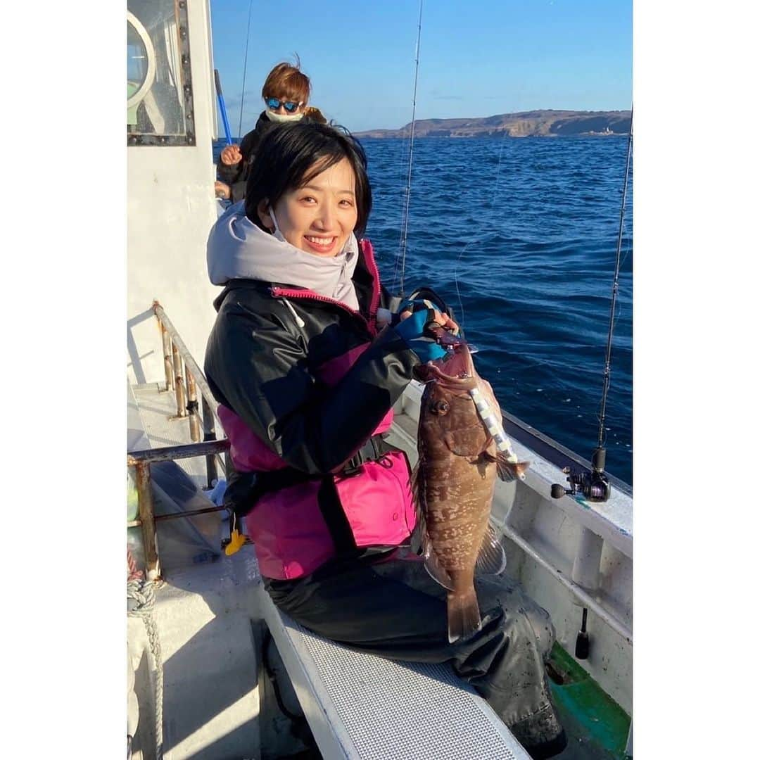 東留伽さんのインスタグラム写真 - (東留伽Instagram)「釣り上げました〜！！！🐟🐟🐟 ． ． マハタ47センチ、5キロ近くあったと思います(たぶん 重たさがカサゴの時と全然違いました、、！ ． 蝦名さん @wakakoebina のおかげ様で、釣れる姿を視聴者の皆さまに届けることができました！！ . 早朝からハイテンションで丁寧に教えていただきありがとうございました✨ ． ． ． 今日のスタジオ衣装は サムライブルーのニットワンピ！ クロアチア戦も応援しましょう〜⚽️🇯🇵 . . #旅サラダ #コレうまの旅 #釣り #釣り女子 になりたい #マハタ #秋田県 #男鹿市 #男鹿 #アナウンサー #衣装 #サッカー」12月3日 18時20分 - azumaruka_abc