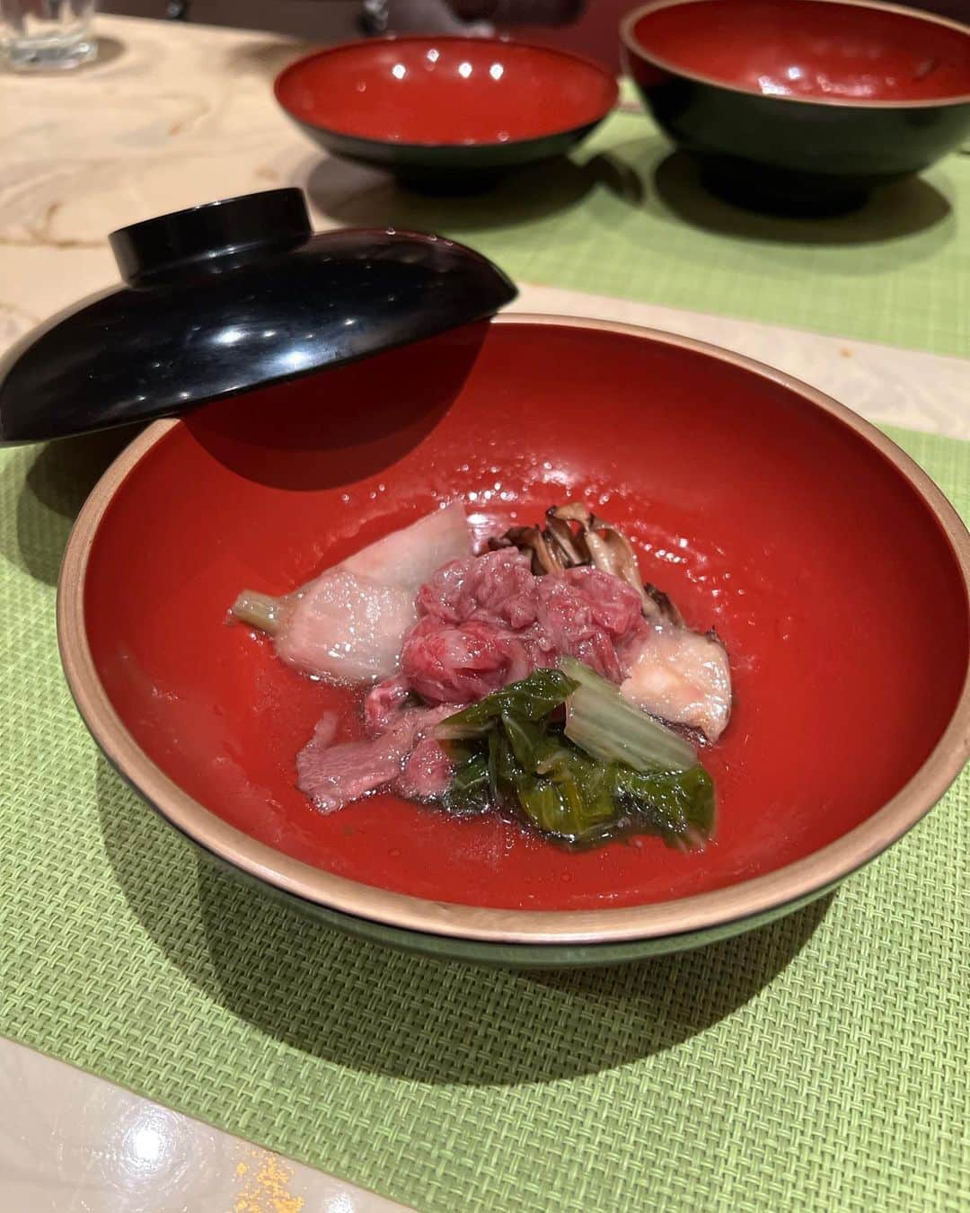 ImotoEtsuyo さんのインスタグラム写真 - (ImotoEtsuyo Instagram)「@shiho.cc.cc お誘いで 恵比寿のとろにくへ。 @toroniku_ebisu  ・ ・  吉村啓さんが @yoshimurakei  『出汁』をテーマに プロデュースされた コラボコースを頂きました。  ・　 どれも美味しかったのですが、 中でも  「本節」を削り器で削り、 削りたての香り高いを鰹節を 使った肉炊き鍋。 　 この鰹出汁の香りが 素晴らしい肉炊き鍋は 是非食べてみて下さいね！  ・  ＋1650円で2時間の飲み放題が つけられます。 ・ #肉匠とろにく  #とろにく恵比寿 #恵比寿ディナー  #和食 #A5 #黒毛和牛  #コラボ #肉 #お出汁 #コラボメニュー #鰹 #恵比寿グルメ #個室 #東京グルメ #お肉」12月3日 19時40分 - bisuhada