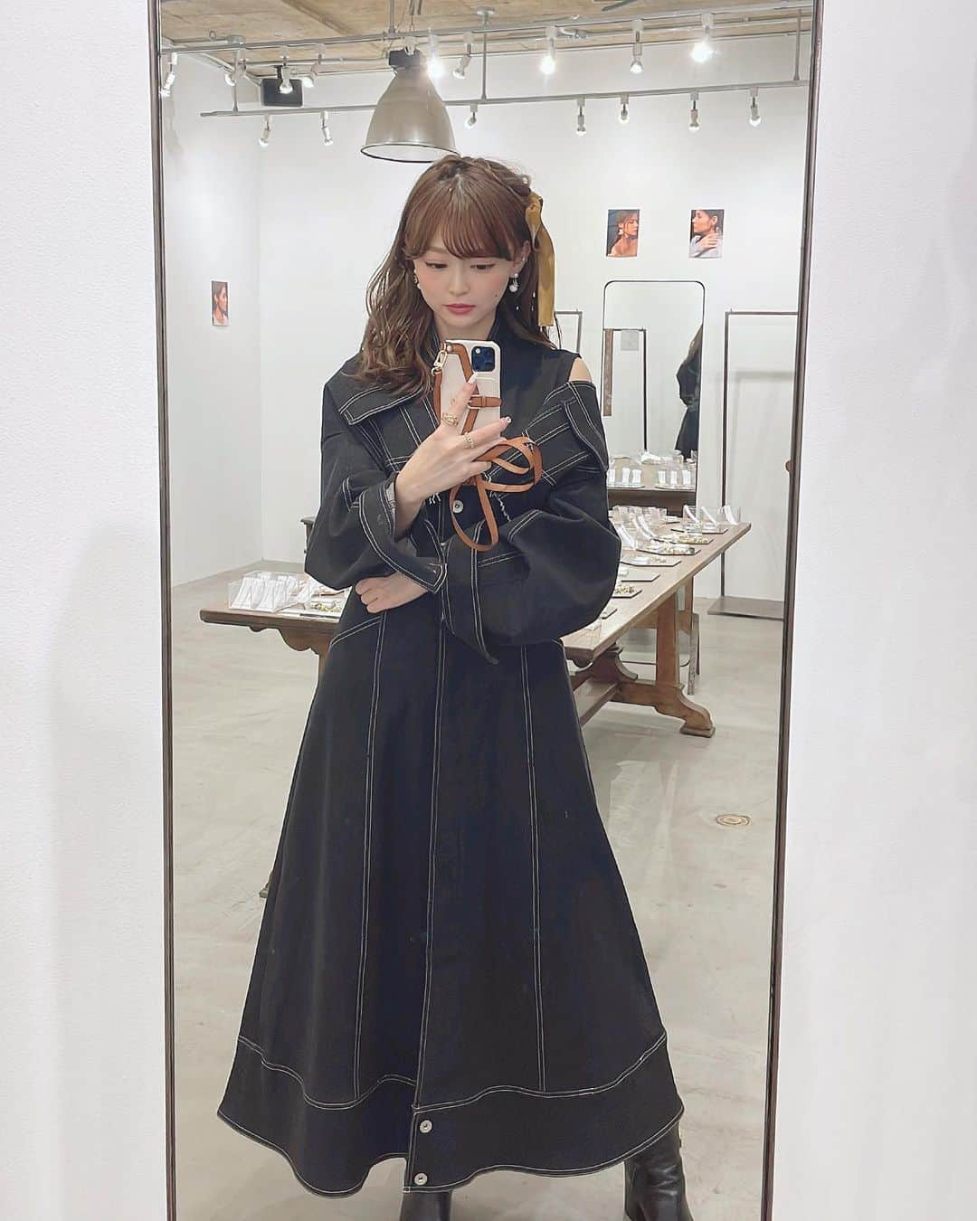 りなてぃさんのインスタグラム写真 - (りなてぃInstagram)「⁡ ⁡ 東京POPUPのコーデ👗 ブランドはハイライトに残してるから見てね🫶🏻 ⁡ ベロアリボンはCuimieの♡ サロモ時代お世話になってたもたいさんに アレンジお願いして久しぶりにお会いできて 嬉しかったな〜☺️🫣🤍 ⁡ ⁡ 明日はいよいよPOPUP大阪です✌🏻 みんなと会える今年最後の日🥺 ⁡ 13:00〜16:00は整理券必要だけど 16:00以降はフリー入場なので ぜひぜひ気軽に遊びに来てね🤍 ⁡ 場所などの詳細は @cuimie_official の インスタに載ってるのでチェックしてね🫶🏻 ⁡ ⁡ 1番の推しはスカーフです！！！ ⁡ ⁡ #カラコン #ootd #outfit #coordinate #fashion#コスメ好き  #自まつ毛メイク #りなてぃー #rinatea#cuimie #クイミー #アクセサリー #ヘアアレンジ ⁡ ⁡」12月3日 19時49分 - rinatea_25