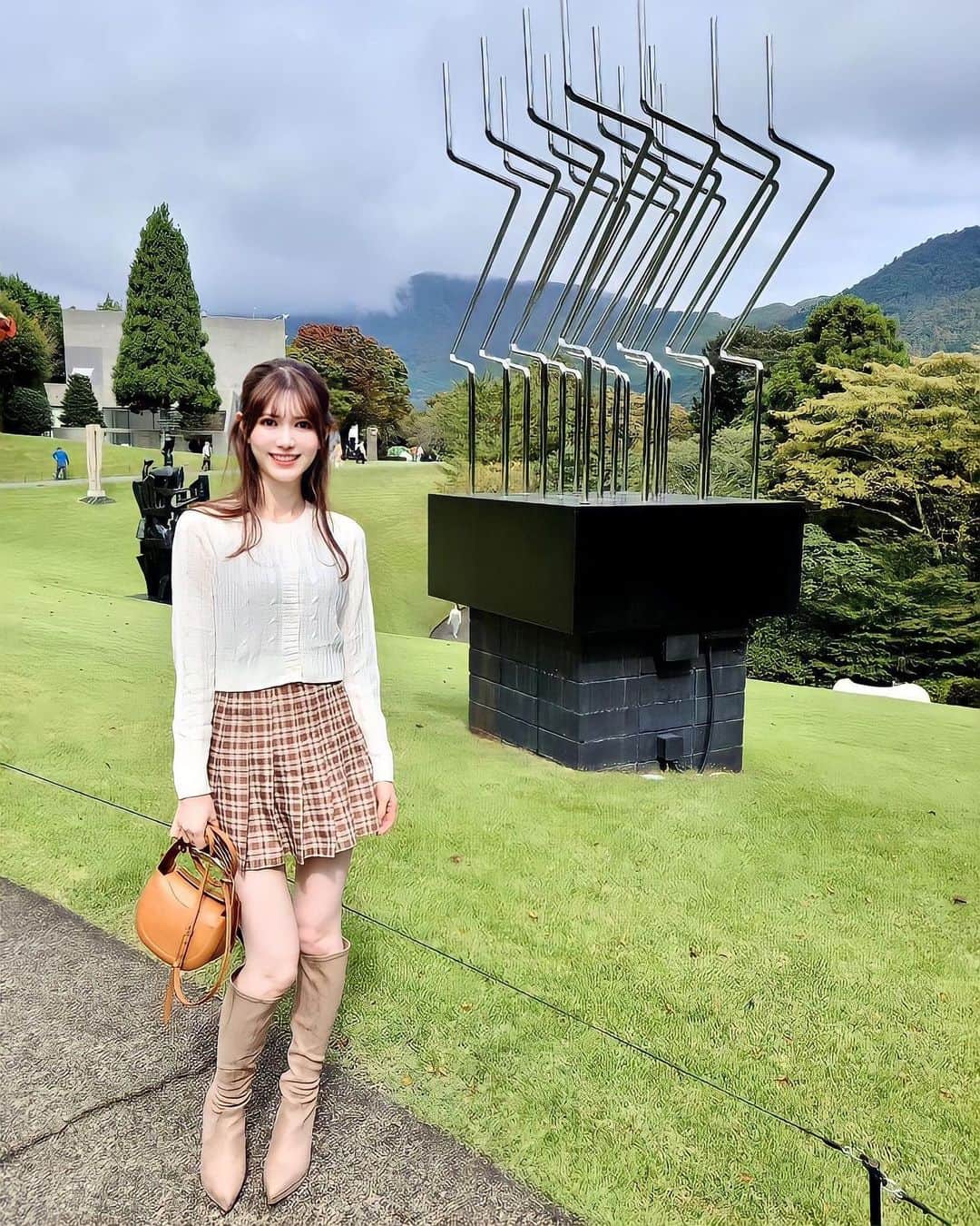 IKUMIさんのインスタグラム写真 - (IKUMIInstagram)「🎀 なぞのオブジェと🙃  後ろのオブジェとともに私の体も一緒に動いてる🫡 分かるかな💭？  .  #彫刻の森美術館 #彫刻の森#関西モデル#大阪#難波#心斎橋#箱根#箱根旅行#箱根観光#美脚#ロングブーツ#ミニスカート#プリーツスカート #ミニスカートコーデ #ミニスカ#冬コーデ #初冬#冬コーディネート#高身長コーデ #高身長女子 #高身長女子コーデ #箱根湯本 #箱根温泉 #きれいなお姉さん #お姉さん#美女#美人#20代 #20代女子 #モデルさんと繋がりたい」12月3日 20時04分 - miiiino3o