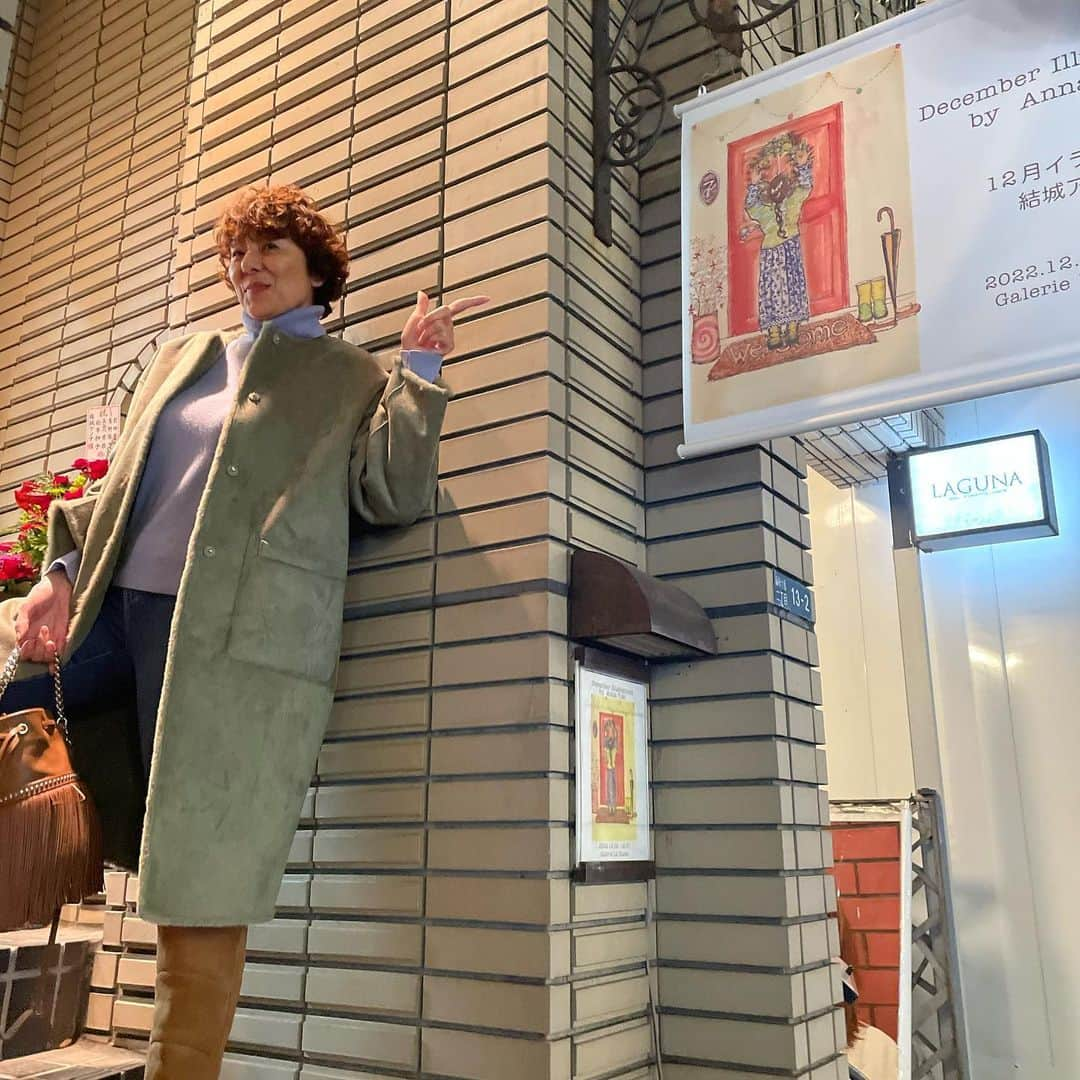 RIKACOさんのインスタグラム写真 - (RIKACOInstagram)「わーい🙌わーい @ayukihouse さんの個展に行ってきたよーそして家の仲間入りになった絵を買わせて頂きました〜アンナvibes🌿⭐️ 素敵です12/７まで個展はやっているそうです😊 詳しくはアンナさんのインスタに飛んで下さいね〜 #才能　#素晴らしい #❤️」12月3日 20時09分 - rikaco_official