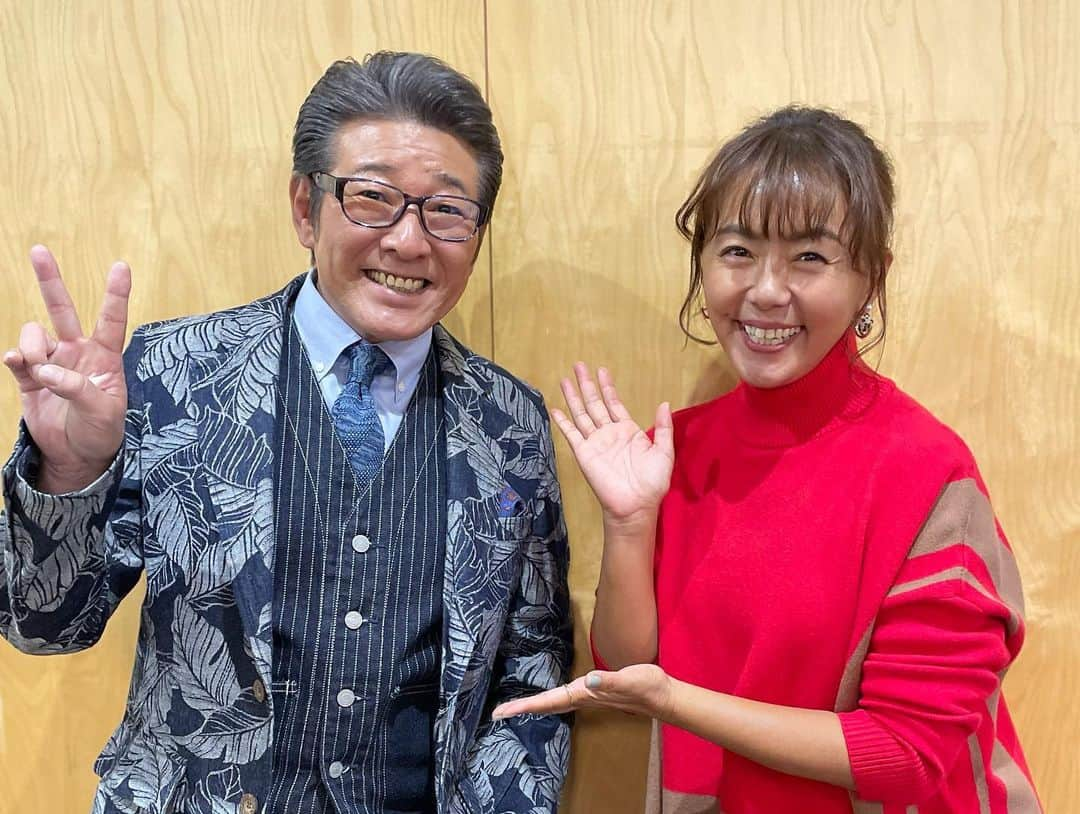 田中律子さんのインスタグラム写真 - (田中律子Instagram)「マネージャーからのお知らせ📺📺  明日 テレビ朝日「路線バスで寄り道の旅」は再放送ですが、 お買い物でものコンシェルジュでは【電気ブランケット】 をご紹介してます💁🏻‍♀️可愛いのでオススメです。  そして！そして！ そのあと16:30-17:25 テレビ朝日『いまだにファンです！80年代最強！ チェッカーズVSシブがき隊SP』  若い頃から、シブがき隊のファンだった律子も 熱いトークを繰り広げました🤣😍🥳  番組概要 ライバル同士が34年ぶり禁断対決!40年応援し続ける ファンの前で秘話を激白…不仲説真相・給料・結婚報道で 自宅にファン殺到・解散理由▼デビューから解散… 超貴重映像などなど✨  特番です‼️ぜひぜひご覧くださいませ‼️‼️  今回の衣装は♦️赤♦️にこだわった律子です。 なぜでしょう。。。  hairmake by @ikumin.hairmake  stylist by @azzurro_yumi    @mrn__322   #テレビ朝日 #ものコンシェルジュ　 #いまだにファンです #今田耕司 さん #指原莉乃 さん #布川敏和 さん #シブがき隊 #ふっくん #チェッカーズ #鶴久政治 さん #菊池桃子 さん #井桁弘恵 さん #田中律子」12月3日 20時23分 - ri2kotanaka