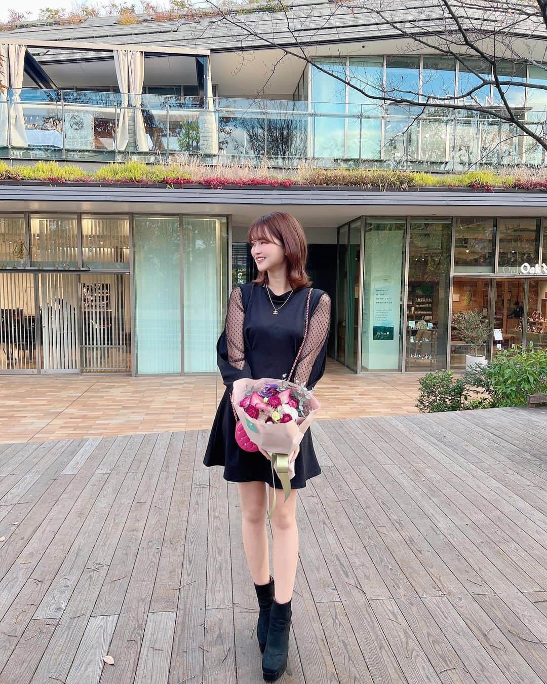 吉田恵美さんのインスタグラム写真 - (吉田恵美Instagram)「可愛いブーケうれしい💐  @spicaglow のワンピース ホリデーシーズンにもぴったりです❄️🤍  #spicaglow」12月3日 21時08分 - _yoshida_megumi