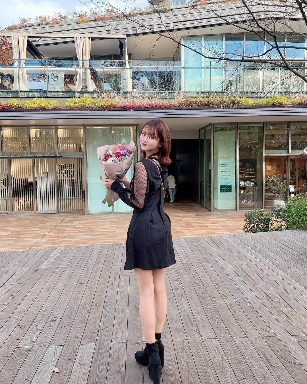 吉田恵美さんのインスタグラム写真 - (吉田恵美Instagram)「可愛いブーケうれしい💐  @spicaglow のワンピース ホリデーシーズンにもぴったりです❄️🤍  #spicaglow」12月3日 21時08分 - _yoshida_megumi