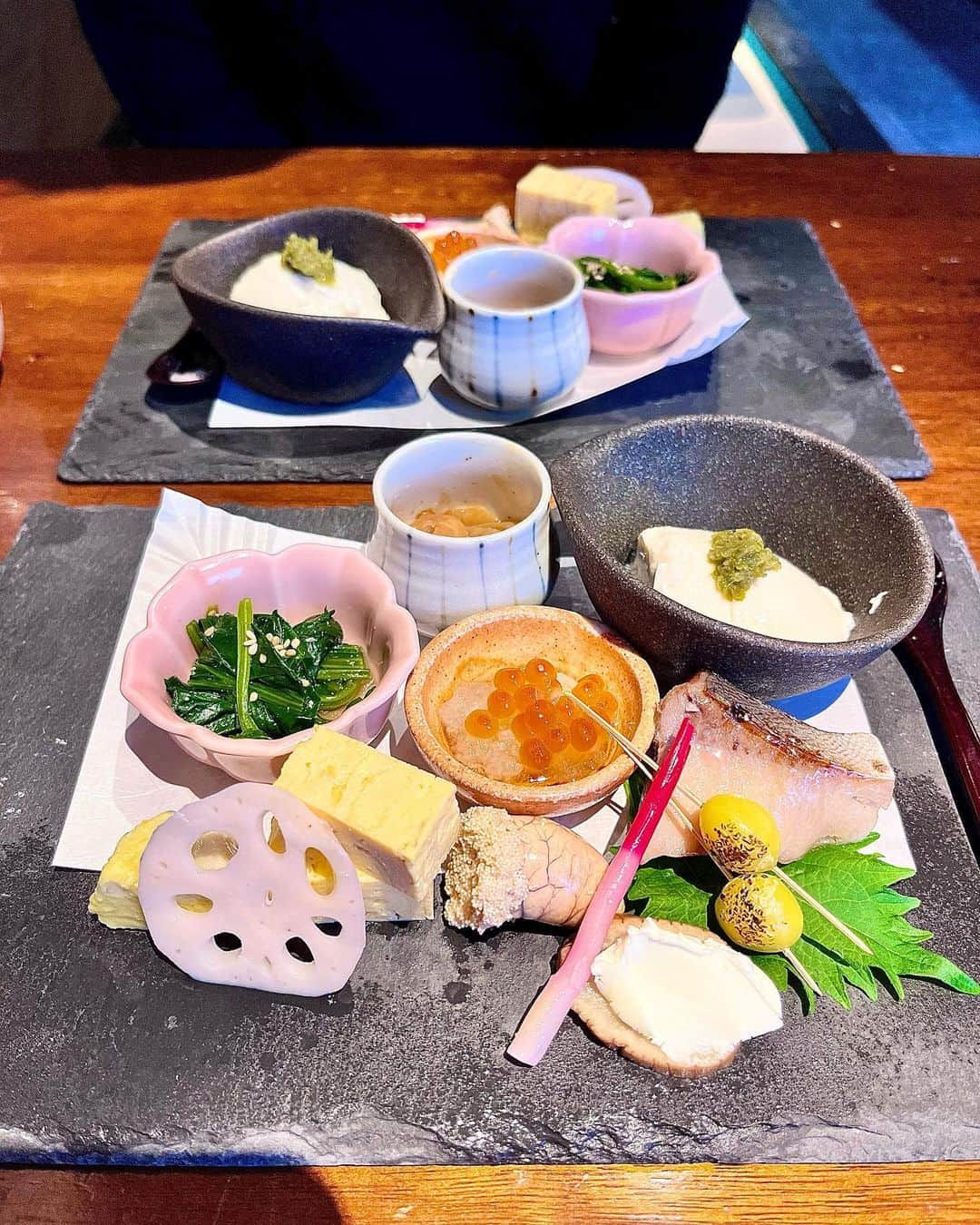 ちーちゃんさんのインスタグラム写真 - (ちーちゃんInstagram)「🍣  大好きなおしゅし♥  北区にある @susi_aoi さんで ちょっとリッチにランチのコース いただいてきた🍴💕  一つ一つのお料理が丁寧で優しくて 全部おいしかった〜☺️ 蛤のお吸い物めちゃ癒された🐚✨  ¥5000のコースでしたが ボリューム満点で 最後のお寿司にいくころには もうお腹ぱんぱんでした🐖笑  大通り沿いだし駅近だし 車でも電車でも 行きやすい場所だったよ☺️  #寿司#うなぎ#てんぷら#弁当#名古屋テイクアウト#テイクアウト#名古屋グルメ#名古屋市北区#名古屋ランチ#名古屋寿司#名古屋ディナー#名古屋グルメ#あいなご#ナゴレコ#名古屋#名古屋インスタ交流会#シースルーバング#寿司ランチ#名古屋サロモ#名古屋市#ハーフアップアレンジ#nagoya#WoomyPR」12月3日 21時21分 - ___c.chan__