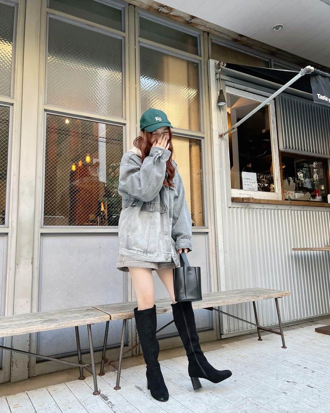 榊本麻衣さんのインスタグラム写真 - (榊本麻衣Instagram)「· · • • • ✤ • • • · · ⁡ ⁡ 今はもぉ寒すぎて生足は無理です😵‍💫🙅‍♀️笑 ⁡ 急に寒くなったからみんな風邪ひくなよぉ🫣 暖かい格好するんだよ〜🧣!! ⁡ ⁡ この日はカジュアルで 元気なコーデにしてみた🥺！！ ⁡ ⁡ cap&knitParker： @ungrid_official  jacket： @murua_official  bag： @maison_couleur_  pants&boots： @grl_official  ⁡ ⁡ ⁡ #mai___fashion #mai___code #code #コーデ #コーディネート #秋コーデ #coordinates #秋冬コーデ #fashion #ファッション #カジュアル #カジュアルコーデ  #大人カジュアル #大人女子 #大人可愛い #プチプラ #grl #grlコーデ #グレイル購入品 #グレイルコーデ #グレイル #きれいめカジュアル #冬コーデ #Ungrid #murua」12月3日 21時27分 - maipipii