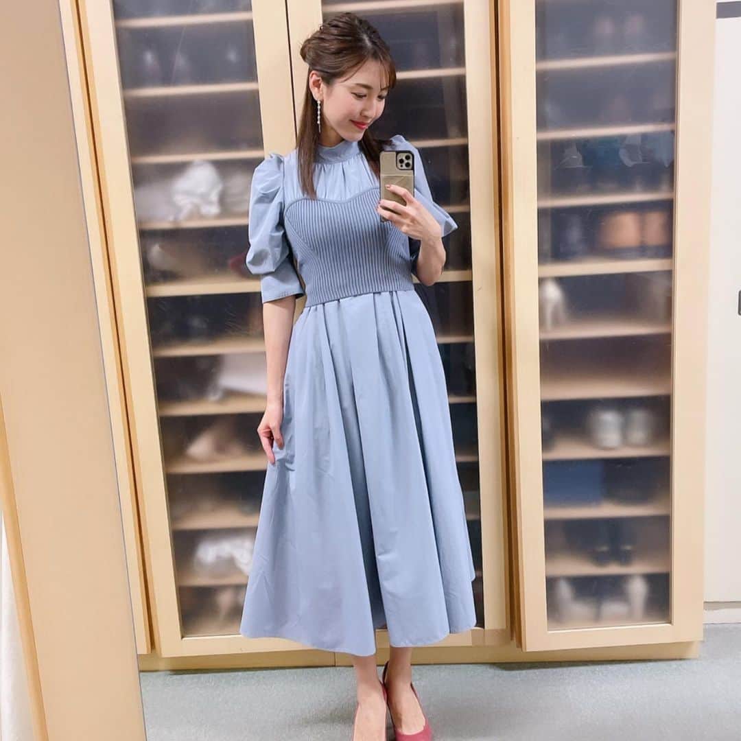 小澤陽子さんのインスタグラム写真 - (小澤陽子Instagram)「𝚊𝚝 𝚠𝚘𝚛𝚔☻  15分で〝早・髪型チェンジ〟！！🔥  今日１つ目の仕事がストレートヘアで、 ２つ目の仕事は競馬だから ちょっと華やかにしよう！って思っていたのに… 資料作りに集中していたら、 気付いたら時間無くなっていて💦  『今日は髪型変えられないかぁ〜🥲』 って思っていたら。  ヘアメイクさん頑張ってくれました😤🥹✨ しかも、とっても好みな#ハーフアップお団子…。 プロは本当に、すごい！！！  #ARIGATO☻ #早着替え #ならぬ #早髪型チェンジ #なんかいいネーミングないかな #本日の髪型と衣装🌸」12月3日 21時37分 - yoko.ozawa729