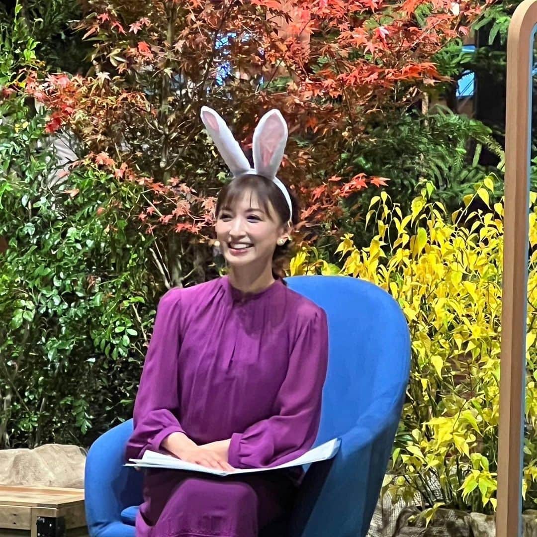 望月理恵さんのインスタグラム写真 - (望月理恵Instagram)「「Salesforce world tour Tokyo」 一日目の衣装です。  紫のワンピース に、、  ２枚目、ウサギの耳😆」12月4日 0時10分 - mochiee28