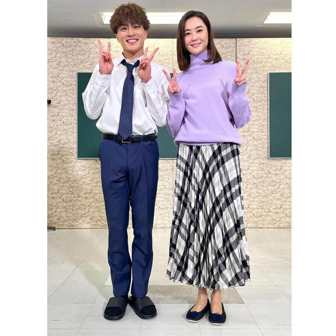 観月ありささんのインスタグラム写真 - (観月ありさInstagram)「ABEMA「GENERATIONS 24時間テレビ」 生出演してきました✨  "白濱亜嵐 二人芝居ライブwith観月ありさ" ということで、白濱亜嵐くんと二人生芝居をさせていただきました！！  ご覧くださった皆さんありがとうございました🤲🏻  いや〜生のお芝居緊張しました😆💦  引き続き「GENERATIONS 24時間テレビ」 是非お楽しみくださいね😊  #ABEMA #GENE24時間テレビ #GENERATIONS #白濱亜嵐 さん #観月ありさ」12月4日 1時09分 - alisa_mizuki