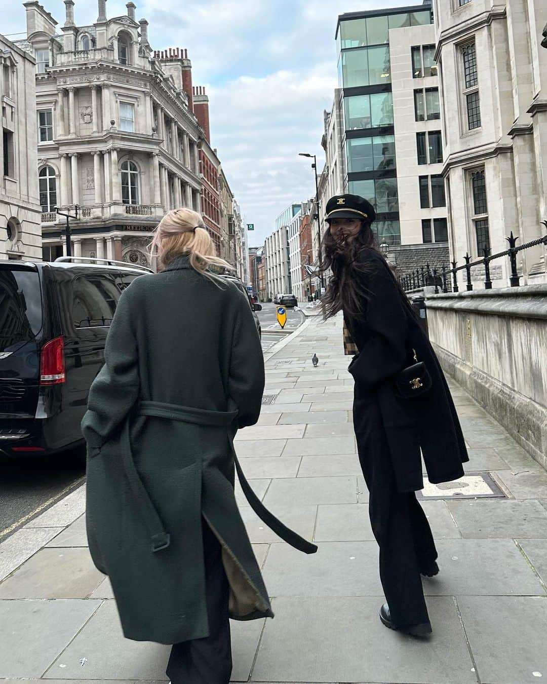 リサさんのインスタグラム写真 - (リサInstagram)「Day out in London with @roses_are_rosie 🤍」12月4日 3時25分 - lalalalisa_m