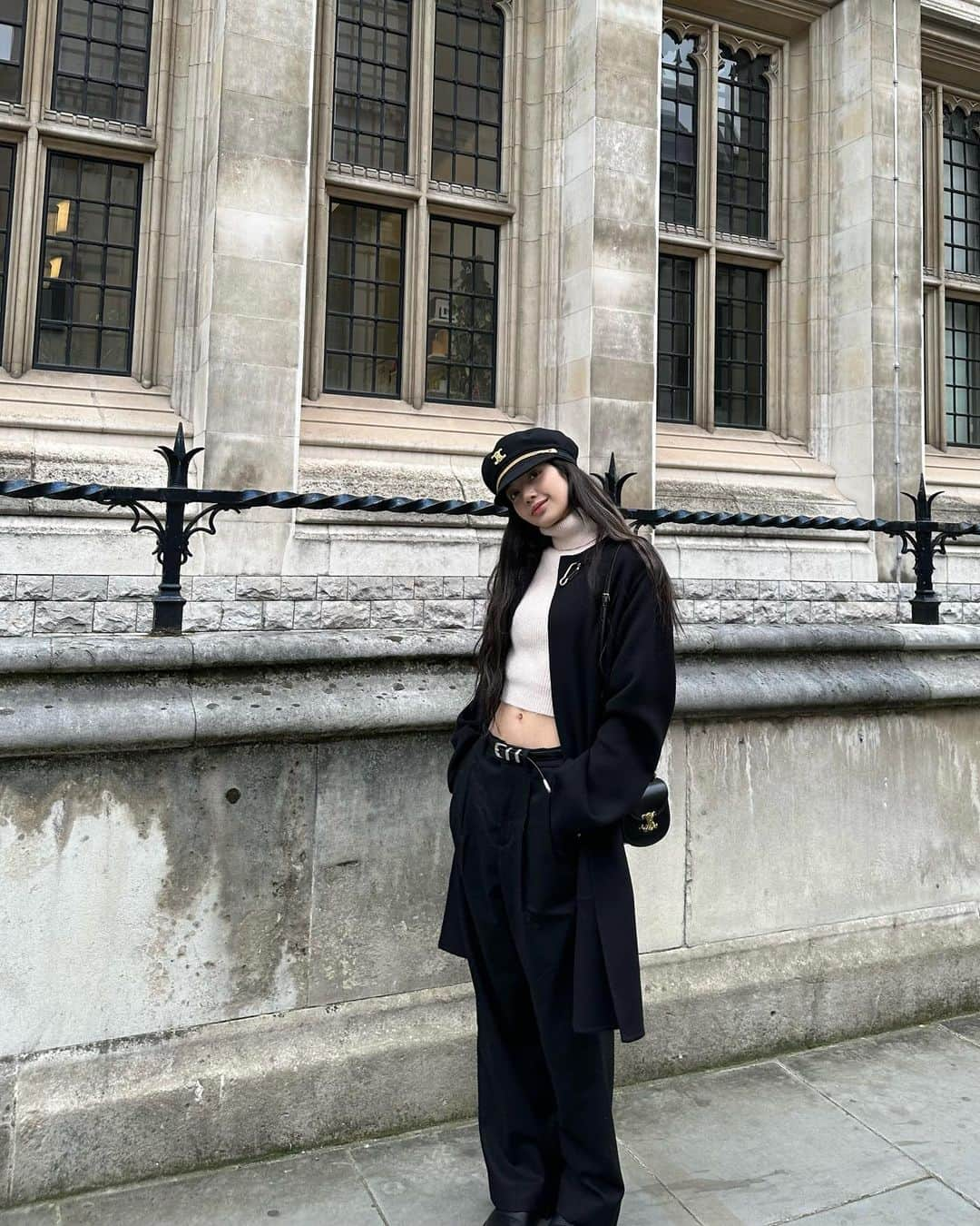 リサさんのインスタグラム写真 - (リサInstagram)「Day out in London with @roses_are_rosie 🤍」12月4日 3時25分 - lalalalisa_m