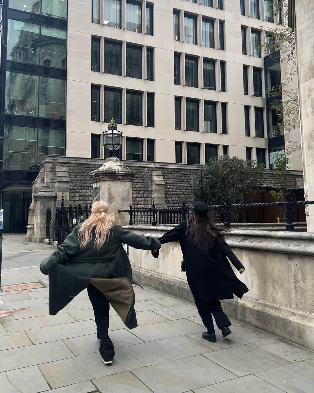 リサさんのインスタグラム写真 - (リサInstagram)「Day out in London with @roses_are_rosie 🤍」12月4日 3時25分 - lalalalisa_m