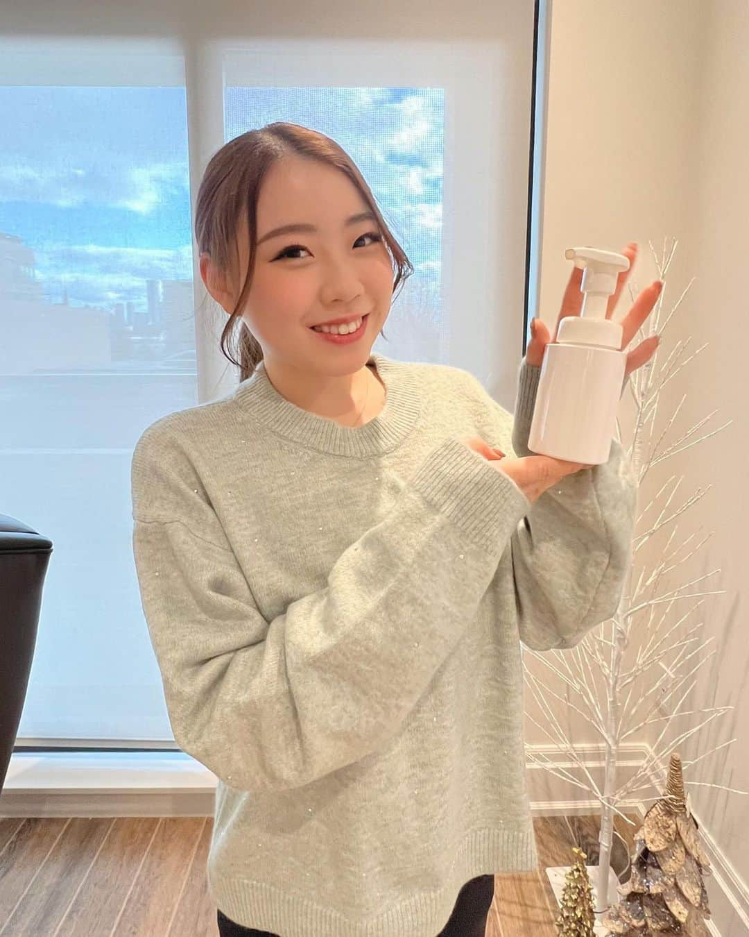 紀平梨花さんのインスタグラム写真 - (紀平梨花Instagram)「こちら「雪肌精クリアウェルネス ジェントルウォッシュ」という泡洗顔です🫧 ふわもち泡の状態ででてくるから、泡立てなくて良いのも嬉しい🌟 朝の急いでる時にもピッタリです！ ぜひ使ってみてください☺️♡  コーセーさんいつもありがとうございます🌟✨ #sekkisei #雪肌精」12月4日 5時38分 - rikaskate0721