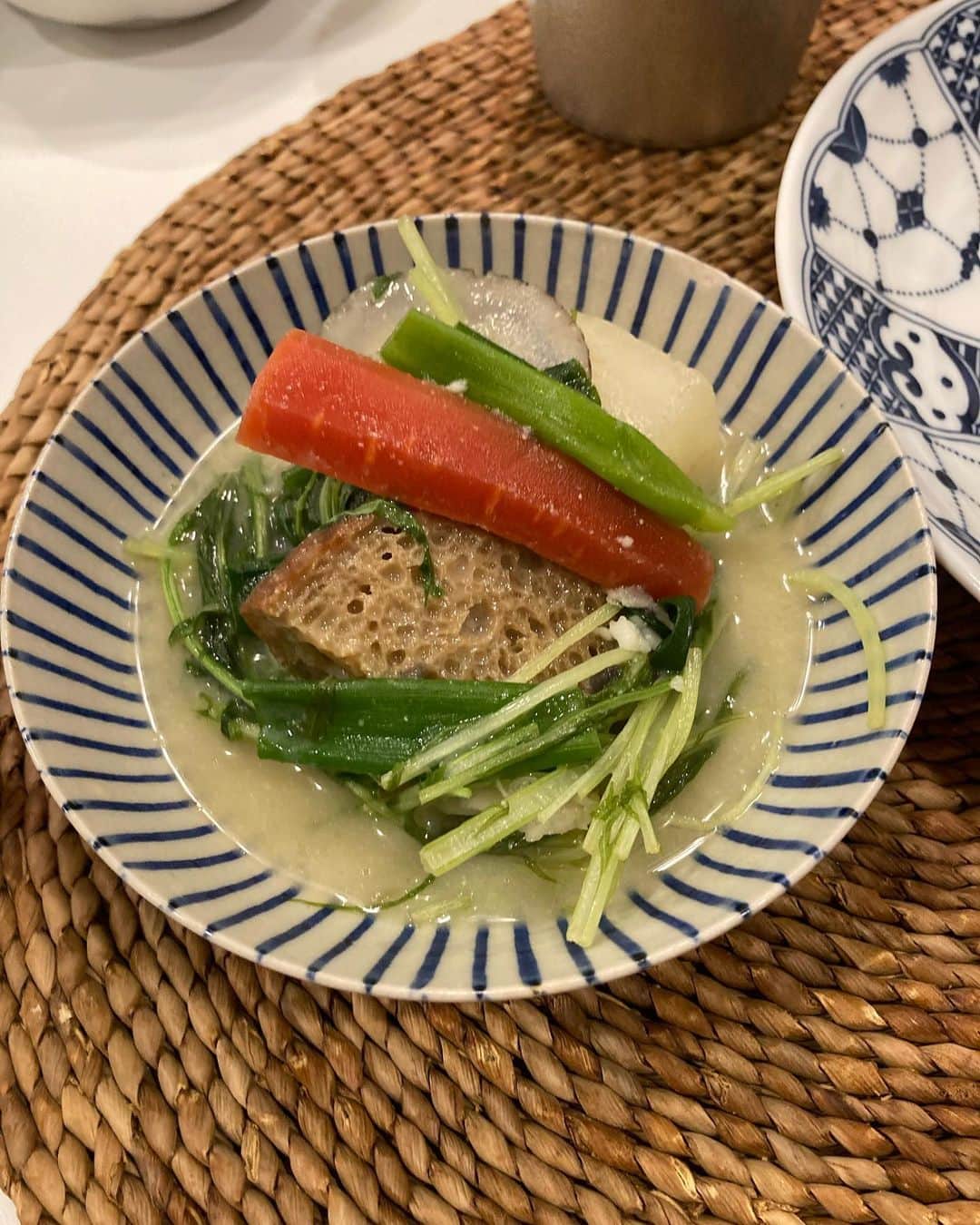 安藤優子さんのインスタグラム写真 - (安藤優子Instagram)「野菜鍋‼️  お早うございます‼️  昨日はゴルフ帰ったら、嬉しいお届け物が。  京都和久傳さんの野菜鍋。  何にもしなくていいこんなお鍋のセットは嬉しい限りですよね。  籠の中には京都のお野菜がぎっしり。  優しい味の白味噌つゆもついてきます。  実はお野菜の下にはシメのお蕎麦が入っています。  具材は、牛蒡、海老芋、しめじ、湯葉、揚げ麩、人参、水菜に青ネギなどなど。  熱々をいただきました。  白味噌出汁に絡んだお蕎麦も絶品。  ご馳走さまでした。  さっ本日はリンちゃんデー（笑）です。  まずは朝ンポから行って参ります！  みなさま本日もよろしくお願い致します‼️  #和久傳  #京野菜   #フレンチブルドッグ  #安藤優子」12月4日 7時15分 - yukoando0203