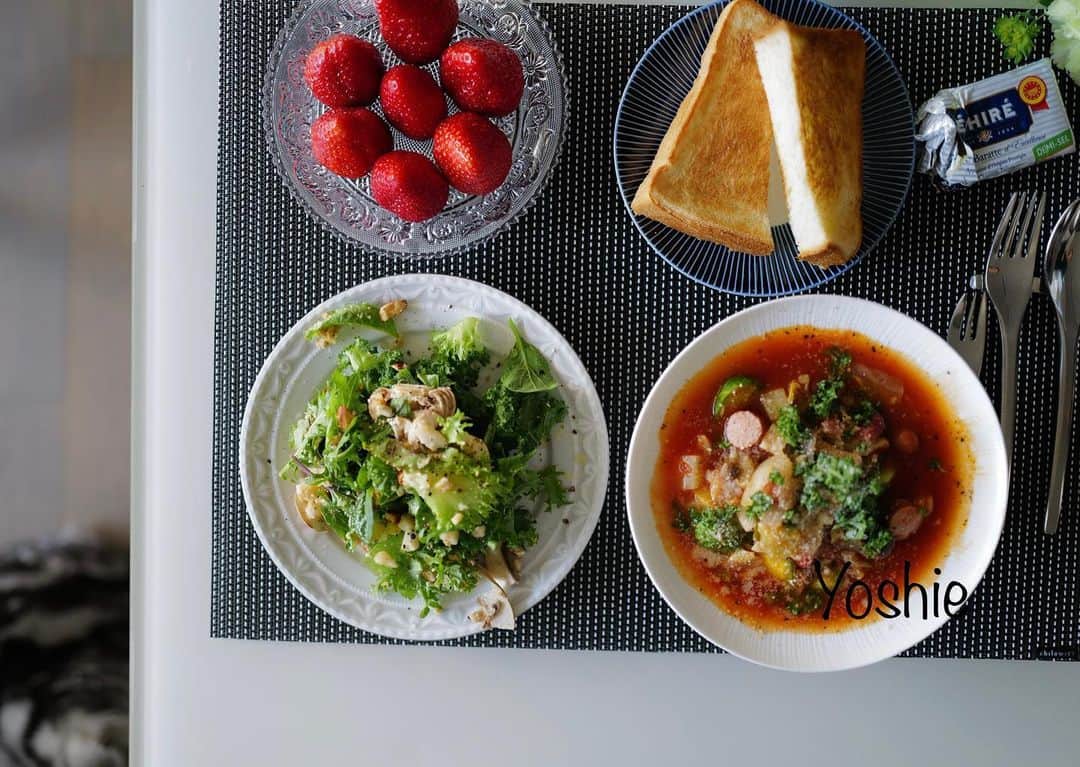 草間淑江さんのインスタグラム写真 - (草間淑江Instagram)「皆さまおはようございます！  １２月４日の朝です。  今朝は、ミネストローネスープ、サラダ、食パン、あまおういちご🍓  冷蔵庫の野菜を一気に使ってスープ。  キャベツ しめじ マッシュルーム じゃがいも ピーマン ソーセージ  オリーブオイルにニンニクを入れて、香りが出たら、野菜を炒め、ソーセージを炒め、トマト缶を入れて水少々足して茅乃舎茅の野菜だしを入れて10分程度煮込みました。  野菜からのいい出汁が出ます。  パルメザンチーズとパセリをかけていただきました。  サラダは ベビーリーフ マッシュルーム ケール ナッツ フリルレタス  塩胡椒にレモン🍋をかけていただきました。  浅草松屋で買ったドンクの食パン。  あまおういちごは母から。  今朝も感謝して  ごちそうさまでした☺️🙏  さて、今日は多少暖かいようです。  皆様、素敵な1日をお過ごし下さい❤️  #朝食#日曜の朝#食パン#ミネストローネスープ#サラダ#あまおういちご#今朝も感謝して#ごちそうさまでした🙏」12月4日 9時47分 - yoshie_kusama