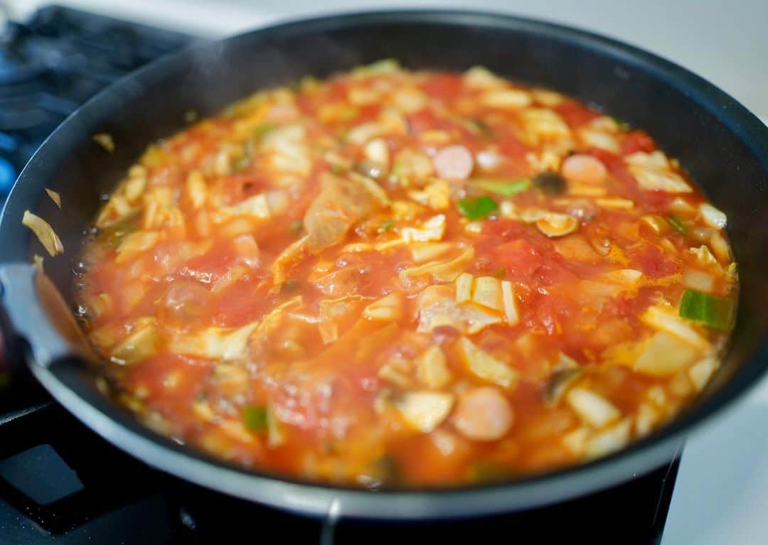 草間淑江さんのインスタグラム写真 - (草間淑江Instagram)「皆さまおはようございます！  １２月４日の朝です。  今朝は、ミネストローネスープ、サラダ、食パン、あまおういちご🍓  冷蔵庫の野菜を一気に使ってスープ。  キャベツ しめじ マッシュルーム じゃがいも ピーマン ソーセージ  オリーブオイルにニンニクを入れて、香りが出たら、野菜を炒め、ソーセージを炒め、トマト缶を入れて水少々足して茅乃舎茅の野菜だしを入れて10分程度煮込みました。  野菜からのいい出汁が出ます。  パルメザンチーズとパセリをかけていただきました。  サラダは ベビーリーフ マッシュルーム ケール ナッツ フリルレタス  塩胡椒にレモン🍋をかけていただきました。  浅草松屋で買ったドンクの食パン。  あまおういちごは母から。  今朝も感謝して  ごちそうさまでした☺️🙏  さて、今日は多少暖かいようです。  皆様、素敵な1日をお過ごし下さい❤️  #朝食#日曜の朝#食パン#ミネストローネスープ#サラダ#あまおういちご#今朝も感謝して#ごちそうさまでした🙏」12月4日 9時47分 - yoshie_kusama