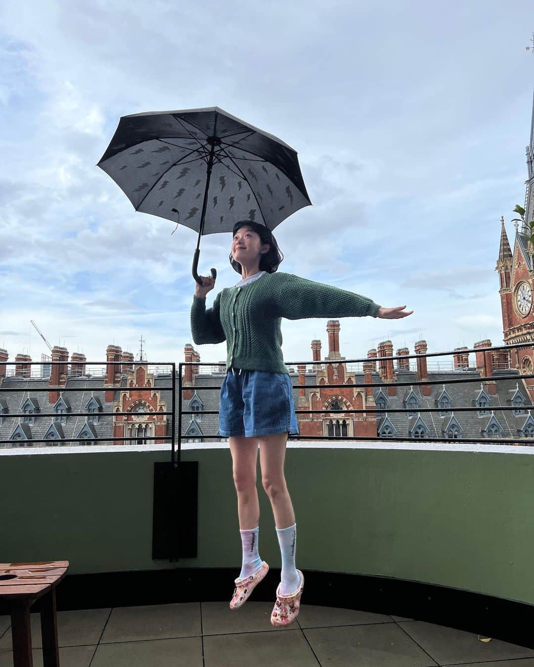 イ・ユミさんのインスタグラム写真 - (イ・ユミInstagram)「☂️🐥🌂 우산타고 런던 갔나봐?  2022.09.07」12月4日 10時44分 - leeyoum262