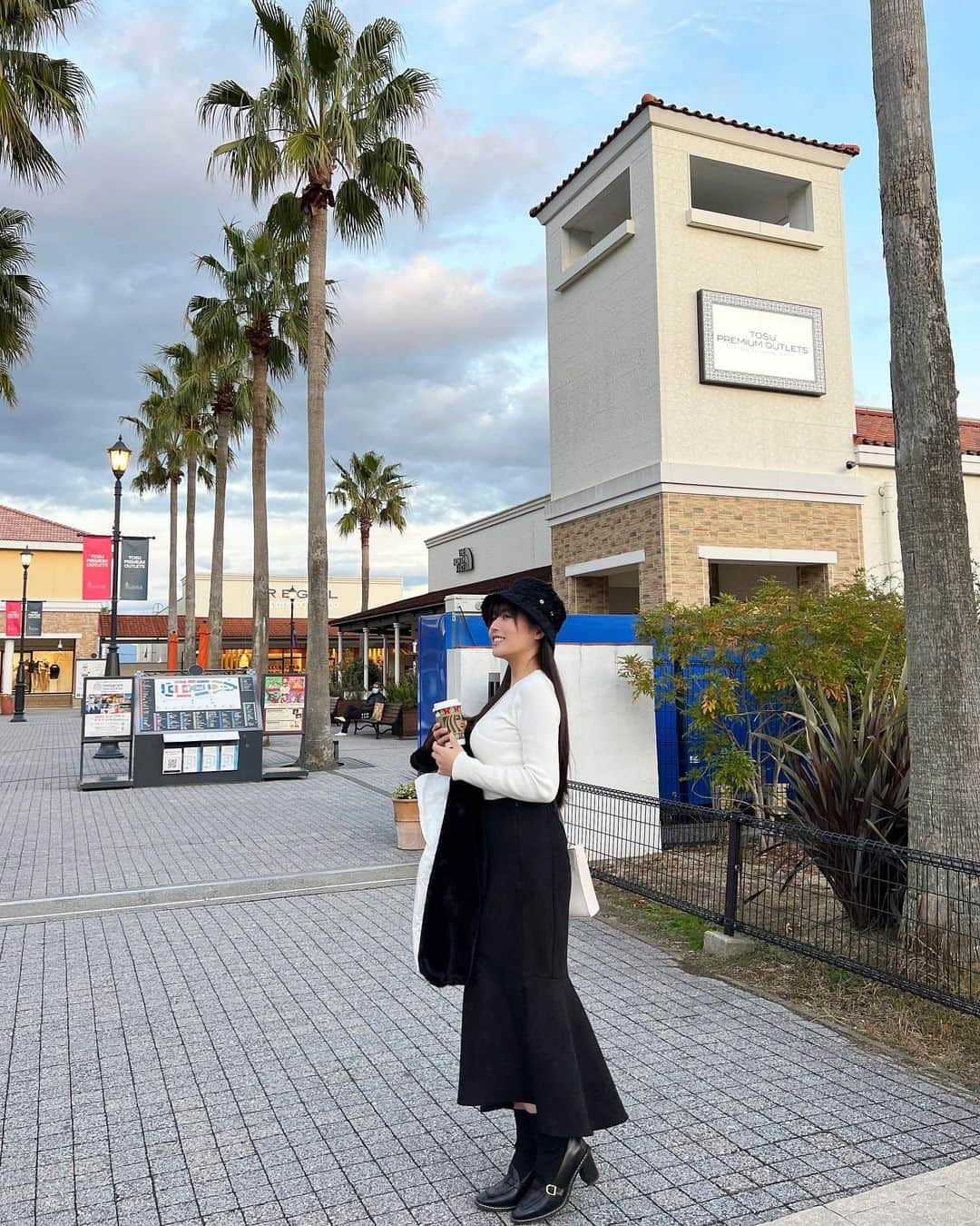 ちとせよしのさんのインスタグラム写真 - (ちとせよしのInstagram)「お仕事前乗りだったので久々に鳥栖のアウトレットに行ったよ☺︎︎ あまりの寒さにダウンを買いました！笑 安くGETできて嬉しい〜✌🏻✨  ちなみに明日からもまた同じお仕事で帰ってきます！前乗りdayは何しようかな( ͡° ͜ʖ ͡° )♡  #佐賀 #鳥栖プレミアムアウトレット #ca4la #マーメイドスカート」12月4日 11時20分 - chitose_yoshino