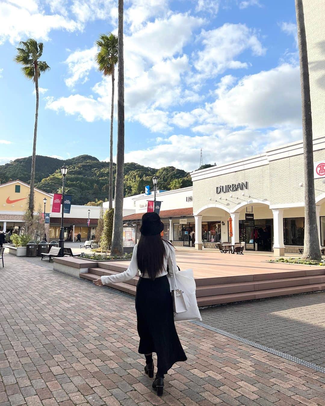 ちとせよしのさんのインスタグラム写真 - (ちとせよしのInstagram)「お仕事前乗りだったので久々に鳥栖のアウトレットに行ったよ☺︎︎ あまりの寒さにダウンを買いました！笑 安くGETできて嬉しい〜✌🏻✨  ちなみに明日からもまた同じお仕事で帰ってきます！前乗りdayは何しようかな( ͡° ͜ʖ ͡° )♡  #佐賀 #鳥栖プレミアムアウトレット #ca4la #マーメイドスカート」12月4日 11時20分 - chitose_yoshino