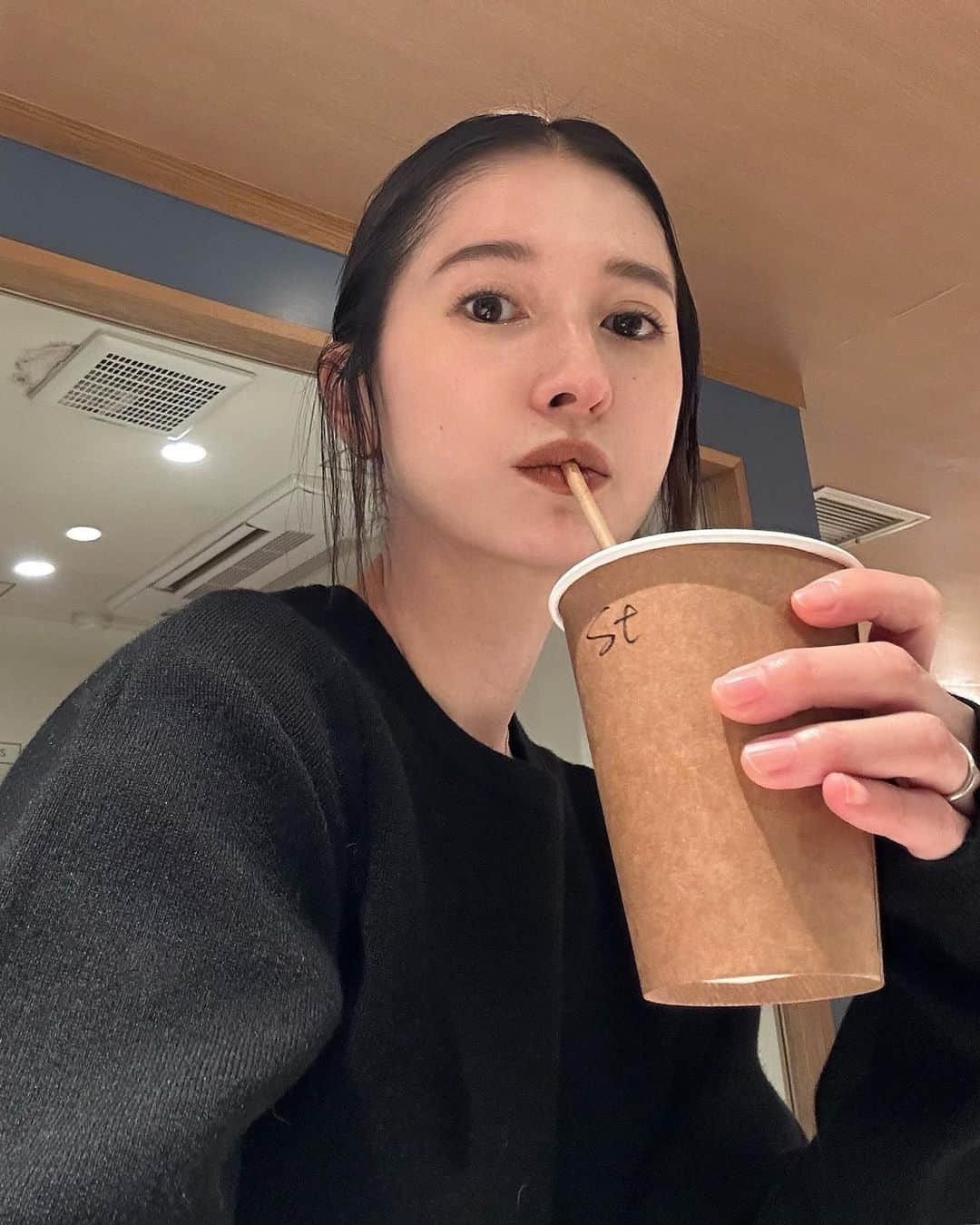 松本恵奈さんのインスタグラム写真 - (松本恵奈Instagram)「新しく買ったチョコレートのリップをつけながらチョコレートドリンク飲んでいます🍫🤎 どんだけチョコレート好きなの😂  つけてるリップはBOBBI BROWNです💄BOBBI BROWNでコスメ買ったの10年ぶりくらいだったので すごく新鮮♡ しばらくこのリップで過ごす予定だよ！ 品番は37番、ダークチョコレートです♡ よい休日を〜♡ #チョコレート #dayoff #bobbibrown #lip #greenbeantobarchocolate」12月4日 12時50分 - ena1123