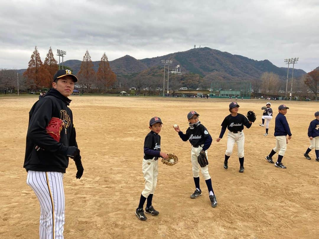 阪神タイガースさんのインスタグラム写真 - (阪神タイガースInstagram)「江草コーチ、才木選手、岡留選手が、兵庫県たつの市で開催された「西はりま少年少女野球教室」に参加し、たくさんの野球少年・少女たちと交流しました！野球教室の最後には、江草コーチとの真剣勝負、江草コーチ対岡留選手の1打席勝負で盛り上げました！ #野球教室 #野球振興  #江草仁貴 コーチ #才木浩人 選手 #岡留英貴 選手 #阪神タイガース」12月4日 13時07分 - hanshintigers_official