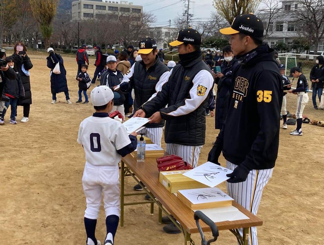 阪神タイガースさんのインスタグラム写真 - (阪神タイガースInstagram)「江草コーチ、才木選手、岡留選手が、兵庫県たつの市で開催された「西はりま少年少女野球教室」に参加し、たくさんの野球少年・少女たちと交流しました！野球教室の最後には、江草コーチとの真剣勝負、江草コーチ対岡留選手の1打席勝負で盛り上げました！ #野球教室 #野球振興  #江草仁貴 コーチ #才木浩人 選手 #岡留英貴 選手 #阪神タイガース」12月4日 13時07分 - hanshintigers_official