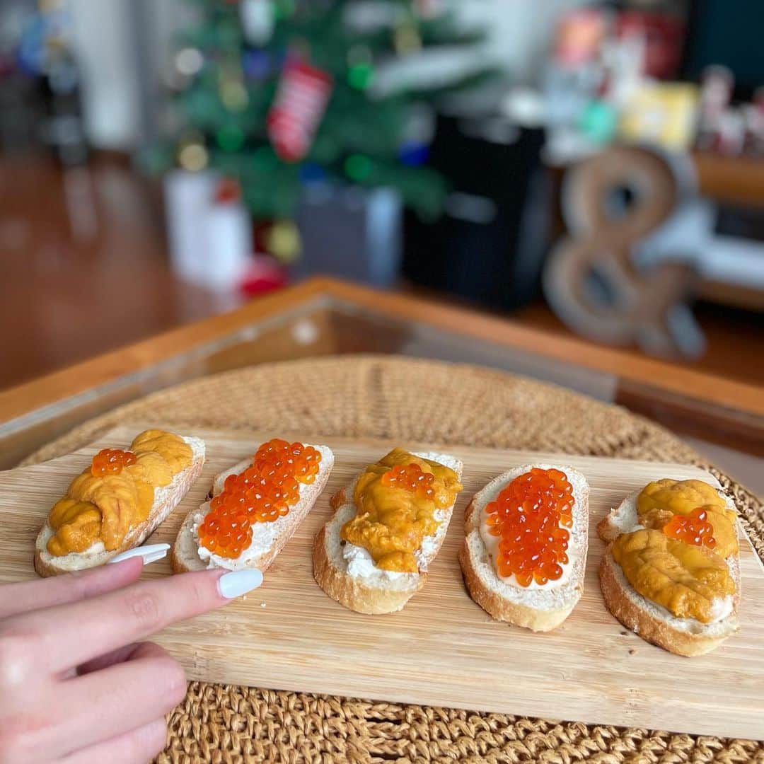 田中律子さんのインスタグラム写真 - (田中律子Instagram)「お正月用に🎍、ってもう年末感ハンパない😆 魚耕でお取り寄せした、いくらとウニ🧡　@uoko.official   年末まで待ちきれず…娘っ子と解凍して食べちゃいました😍  バゲット🥖を軽く焼いて、クリームチーズ🧀と、いぶりがっこタルタルを塗って、その上に贅沢にこれでもかーっていくらとウニを乗せました👍ご飯にのせて丼にしても美味しいし、バゲットにのせても美味しいし、たまらん🧡娘っ子と、パクパク、あっという間に食べちゃいました🤣  クリスマス用と年末年始用に、またお取り寄せしとかなきゃー🤭  #おうちごはん  #お取り寄せ  #魚耕  #年末年始 #贅沢乗せ」12月4日 13時36分 - ri2kotanaka