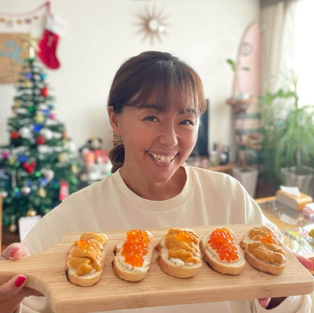 田中律子さんのインスタグラム写真 - (田中律子Instagram)「お正月用に🎍、ってもう年末感ハンパない😆 魚耕でお取り寄せした、いくらとウニ🧡　@uoko.official   年末まで待ちきれず…娘っ子と解凍して食べちゃいました😍  バゲット🥖を軽く焼いて、クリームチーズ🧀と、いぶりがっこタルタルを塗って、その上に贅沢にこれでもかーっていくらとウニを乗せました👍ご飯にのせて丼にしても美味しいし、バゲットにのせても美味しいし、たまらん🧡娘っ子と、パクパク、あっという間に食べちゃいました🤣  クリスマス用と年末年始用に、またお取り寄せしとかなきゃー🤭  #おうちごはん  #お取り寄せ  #魚耕  #年末年始 #贅沢乗せ」12月4日 13時36分 - ri2kotanaka