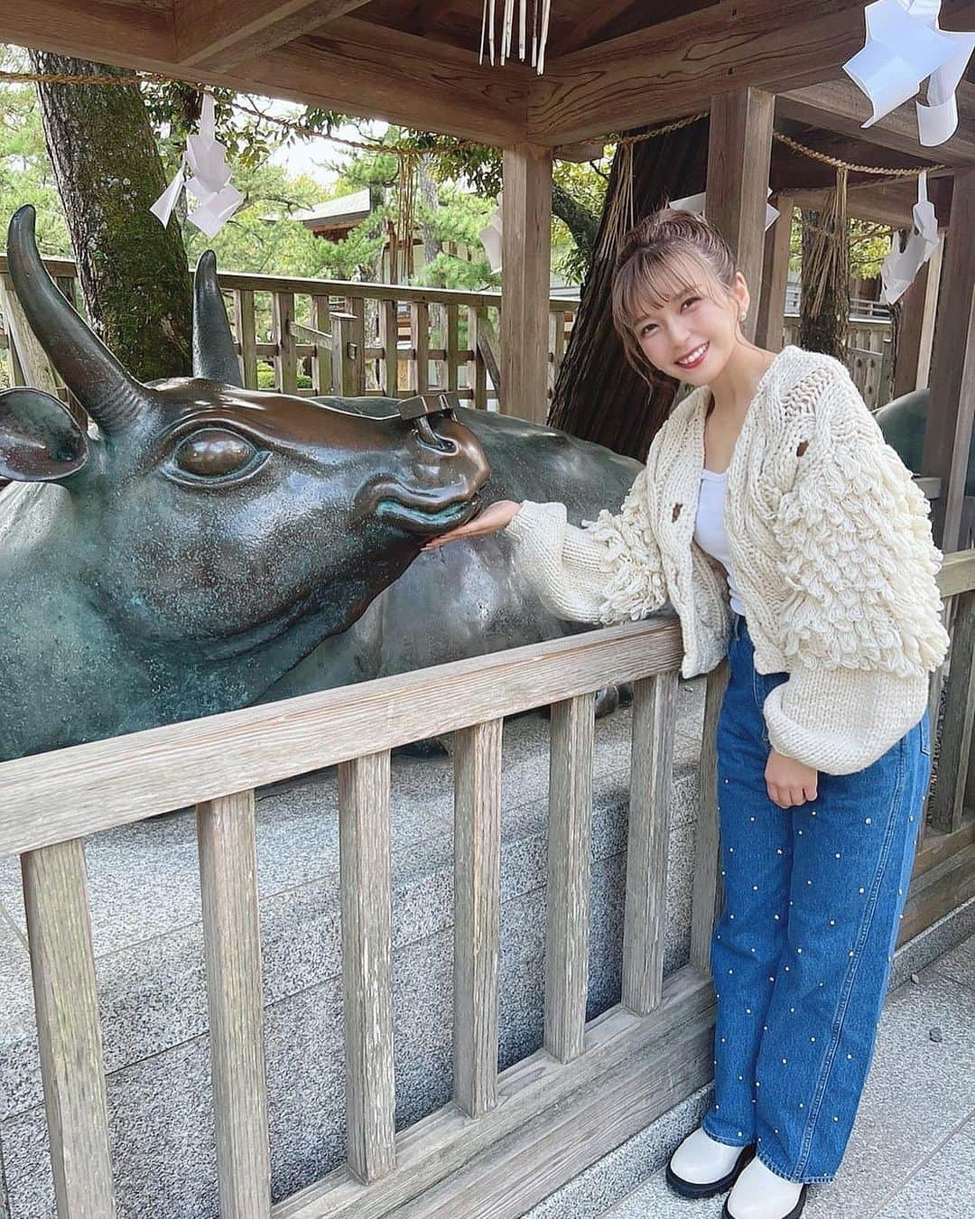 宇野実彩子さんのインスタグラム写真 - (宇野実彩子Instagram)「. 出雲大社の牛さんと📸🐮💕  今年も残り1ヶ月😵‍💫 1年あっという間だったなぁ  2022年、みんなはどんな年だった？💭  #島根県  #出雲大社  #神牛  #うの旅」12月4日 13時47分 - misako_uno_aaa