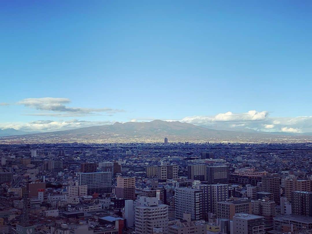 中江有里さんのインスタグラム写真 - (中江有里Instagram)「群馬県高崎にて。  山に囲まれて。  わたしの後ろは浅間山。  #中江有里」12月4日 14時40分 - yurinbow1226