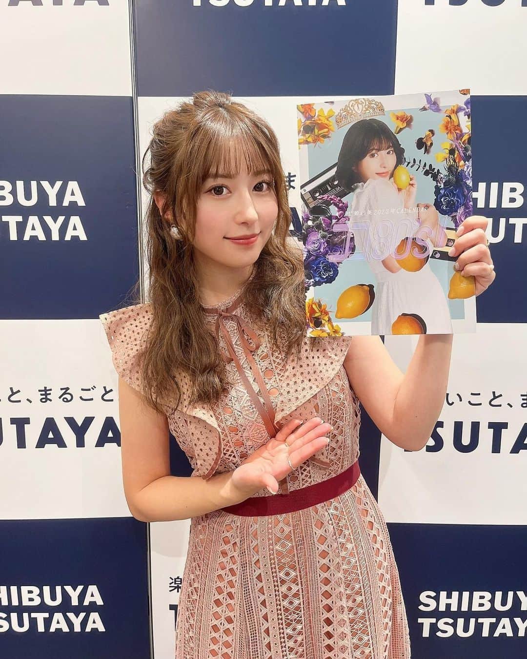 成瀬心美さんのインスタグラム写真 - (成瀬心美Instagram)「💫  渋谷TSUTAYAさんでの カレンダーイベント 終わりましたーっ✨  毎年これが終わってしまうと いよいよ年末だーって感じです。  来てくださった方 ありがとうございました☺️  久々の方と 女の子が多かったイメージ🤔  嬉しかったなぁ✨  クリスマスプレゼントや お手紙もありがとう❣️  幸せです〜🤤  今日はメイクさんと 女の子来てくれるから 女受けメイクにしよーって話してさ☺️  ピンクに沢山ラメラメにしてもらったの！ めっちゃ可愛くて落とせません😇  このまま街に繰り出したい！笑  髪の毛もクリスマスっぽく？ ふわふわにしてもらったんだー💖 めっちゃ女子気分あがる🫶  カレンダー見てくれた？♡ どのページが良かったかな🤣  感想聞きたくてうずうず！  私も今日初めて現物手にしたんだけど もっとじっくり見たかったなー！ 早く届かないかなー🥰  沢山「よいお年を！」しました✨  また来年元気に会おうね❣️  カレンダーイベントは 残すところ1/8の大阪 戎橋のTSUTAYAさんです✨  これも楽しみーっ🥰  最後に！ シブツタの店員さん 毎年素敵なメッセージ ありがとうございます❣️  これ楽しみにイベント向かってます✨  #calendar #TSUTAYA #お渡し会 #イベント」12月4日 15時27分 - coco3ndazo