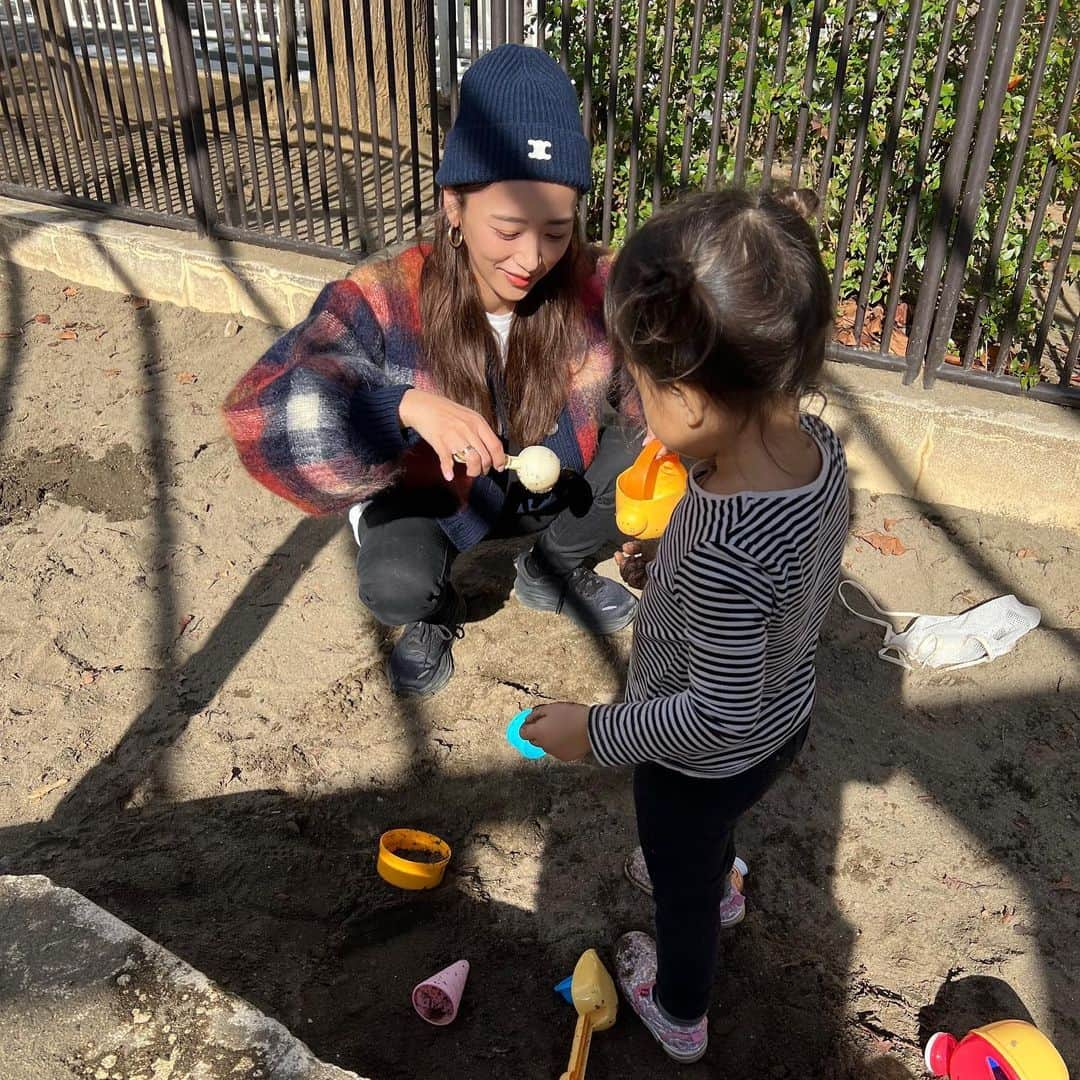 近藤千尋さんのインスタグラム写真 - (近藤千尋Instagram)「今日もお友達と公園へ🌳💁‍♀️ 砂場の気分の姉妹を連れて。。🚲 ママ自転車ちゃんとできる？と 不安げな姉妹😂笑 (少し前に一回転倒したことがあるから。笑 ヘルメット🪖と周りの方々に助けられました🙏🙇‍♀️感謝。。。)  パパがいない日は必死に頑張るよ💁‍♀️❤️  アウターを着てくれない次女。 鼻水出てるよ⁉️着ないの⁉️ いりましぇーんっといわれました😀  ひーぼぉくんが選んでくれたニット帽☺️  もう早めにお風呂も入って 明日からのご飯をまとめて作るぞ❤️  あっという間に今日も終わるなぁ🤣 明日は大阪day🚄 スロイジ生放送みてね💕」12月4日 15時41分 - chipichan.1215