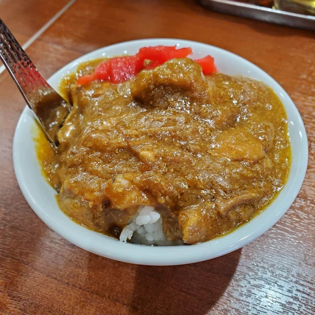 田畑竜介さんのインスタグラム写真 - (田畑竜介Instagram)「白金でナレーション収録を終えて せっかくこの辺に来たのならと 『蔵持』へ🍜  鶏ガラの優しい味わいのスープを啜って ロースステーキばりのチャーシューと たっぷりの平打ち縮れ麺とで お腹いっぱい😋  つい隣に何か欲しくて ミニカレーを🍛  #福岡市 #福岡市中央区グルメ  #ラーメン #蔵持 #らぁめん蔵持」12月4日 15時55分 - tabacchi_rkb