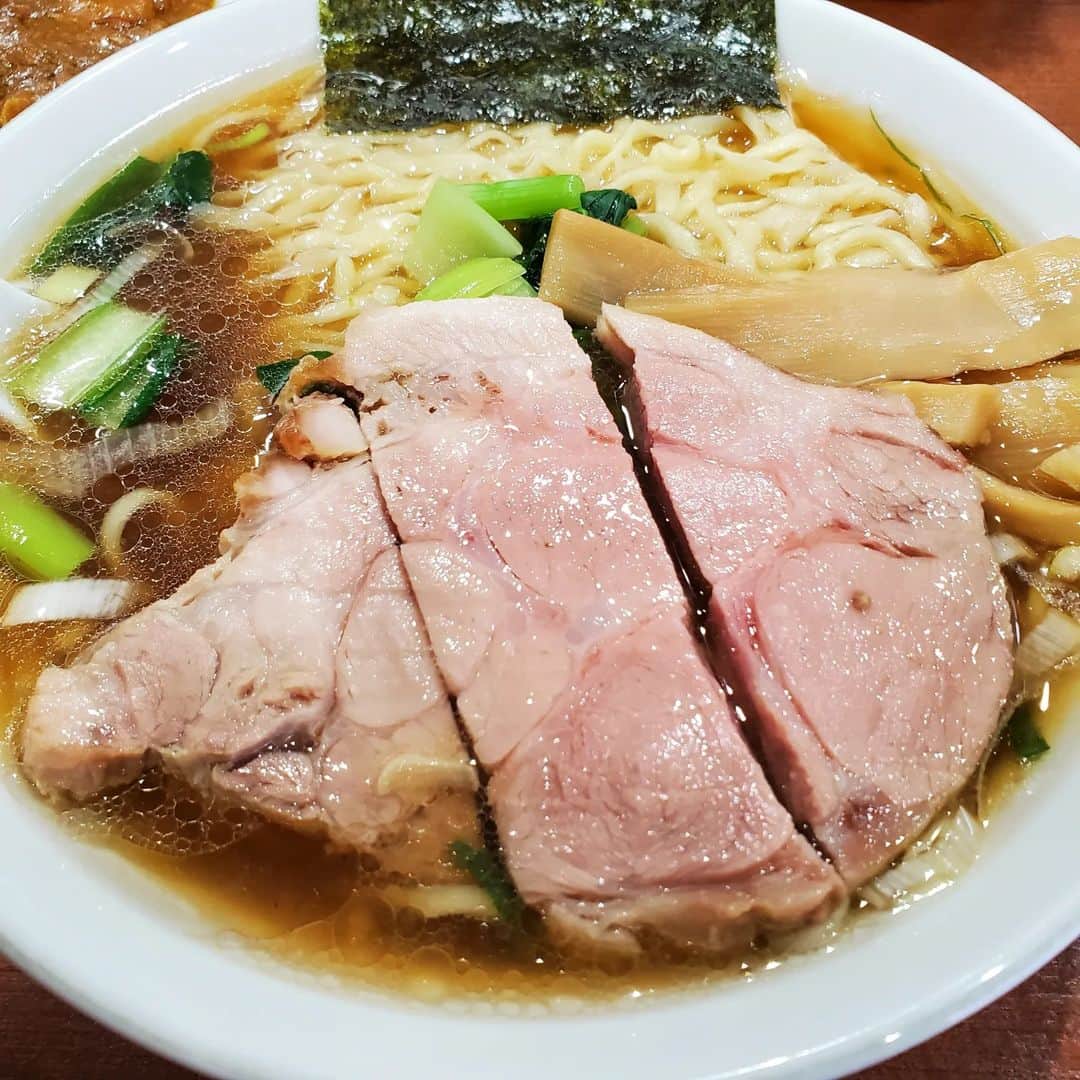 田畑竜介さんのインスタグラム写真 - (田畑竜介Instagram)「白金でナレーション収録を終えて せっかくこの辺に来たのならと 『蔵持』へ🍜  鶏ガラの優しい味わいのスープを啜って ロースステーキばりのチャーシューと たっぷりの平打ち縮れ麺とで お腹いっぱい😋  つい隣に何か欲しくて ミニカレーを🍛  #福岡市 #福岡市中央区グルメ  #ラーメン #蔵持 #らぁめん蔵持」12月4日 15時55分 - tabacchi_rkb