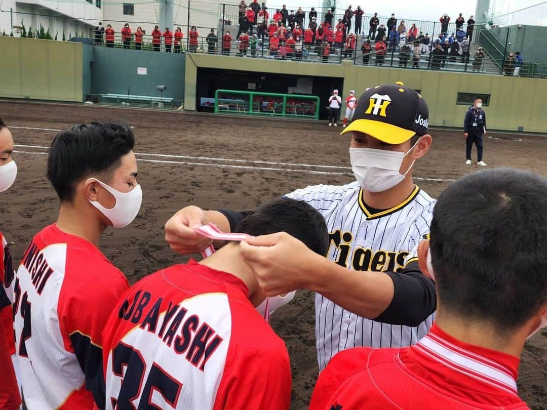 阪神タイガースさんのインスタグラム写真 - (阪神タイガースInstagram)「#西純矢 選手が「タイガースカップ」の表彰式でプレゼンターを務めました！ #タイガースカップ  #西純矢 選手 #阪神タイガース」12月4日 17時18分 - hanshintigers_official