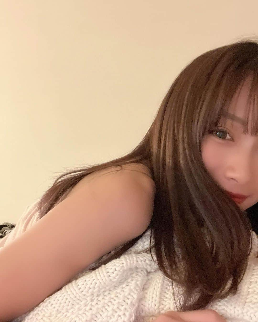 岡島彩花さんのインスタグラム写真 - (岡島彩花Instagram)「・  ずっと頭痛くて死にかけてる🧌  明日から連勤だし、 出張多めだから早く治って欲しい、、  #レースクイーン #ボレジョ」12月4日 17時42分 - okajima_ayaka