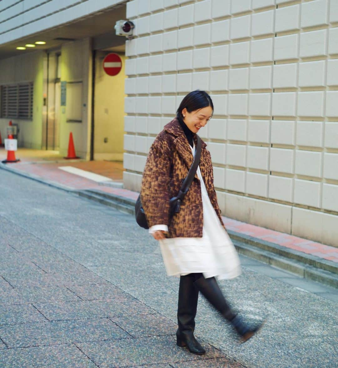 高山都さんのインスタグラム写真 - (高山都Instagram)「しまっておいたロングブーツを出しちゃったから、今日もこの靴ベースでコーデを考えた。 膝丈という服達が本当に悲しい程似合わないので、この筒状の長い靴がめちゃくちゃありがたいのです。 しかも、甘い服がちょうど良く自分に寄せられる。 #都ふく  coat @clane_official  one-piece @ceciliebahnsen  turtle knit @chaos_tokyo.jp  boots @pellico_japan  bag @lemaire_official  それにしても、このヒョウ柄コート近頃のヘビロテ。 短さとかバランスの取りやすさとか、暖かさとか…色々気に入ってて、つい合わせてしまう。」12月4日 17時53分 - miyare38