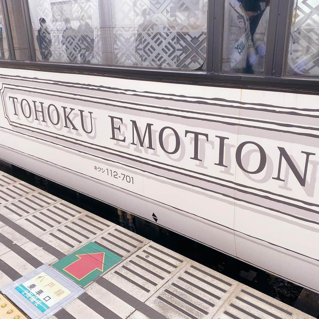 王林さんのインスタグラム写真 - (王林Instagram)「#tohokuemotion   列車の中がレストランになってて、素敵な景色と料理を楽しめる走るレストラン🚃🫶🏼  八戸から久慈までの2時間、青森や東北にこだわった食を楽しみながら移り変わる景色を楽しめるの最高じゃない🥹🤤  家族とか大切な人とのりたいな💞 いつか絶対にのる！！ 来年は10周年だから、来年その時にも来る！！ 吉田駅長と約束したもん！！☺️  自分も体験してまたみんなに王林が感じたことと一緒におすすめできたらいいねっ🥰  #aomori #青森　#八戸 #青森観光 #レストラン列車 #東北エモーション　#王林の青森事情」12月4日 17時56分 - ourin_ringoooo