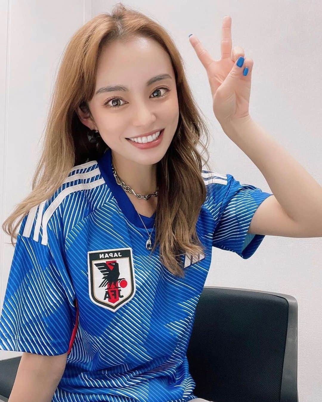 美女美容事情さんのインスタグラム写真 - (美女美容事情Instagram)「《日本代表応援‼️🇯🇵⚽️》 *⁠ 今回ご紹介させて頂きますのは!!👀❤︎⁠⠀ SHONOさん< @shono.contact >の素敵なお写真📸⁠⠀⁠⠀⁠⠀⁠ *⁠⠀⁠⠀⁠⠀⁠⠀ FIFAワールドカップで話題急上昇の美女❣️🤩 明日は日本の決勝トーナメント1回戦ですね🔥🇯🇵🇭🇷 日本代表には勝ち進んでもらいたいです🏆⚽️ *⠀⁠⠀⁠⠀⁠⠀⁠⠀ SHONOさん< @shono.contact > ⁠⠀⁠⠀⁠⠀ 素敵な投稿ありがとうございました🇶🇦✨ *⠀⁠⠀⁠⠀⁠⠀⁠⠀ さんのアカウントには他にも素晴らしい投稿が沢山ありますので是非覗いてみてくださいね💁‍♀️💙⁠⠀⁠⠀⁠⠀⁠⠀ *⠀⁠⠀⁠⠀⁠⠀⁠⠀ △▼△▼△▼△▼△▼△▼△▼△▼△▼ ⁠⠀⁠⠀⁠⠀ ❤🧡💛「美女美容事情」💚💙💜⠀⠀⠀⠀⠀⠀⠀⠀⠀⠀⠀⠀⠀⠀⁠⠀⁠⠀⁠⠀⁠⠀⁠⠀ 👇掲載ご希望の方は👇⠀⠀⠀⠀⠀⠀⠀⠀⠀⠀⠀⠀⠀⠀⠀⁠⠀⁠⠀⁠⠀⁠⠀⁠⠀ @b_b_j.jタグ付けと🖤 #ビジョビ ⁠⠀ 🖤タグ付けお願いします✨⠀⠀⠀⠀⠀⠀⠀⠀⠀⠀⠀⠀⠀⠀⠀⁠⠀⁠⠀⁠⠀⁠⠀⁠⠀ △▼△▼△▼△▼△▼△▼△▼△▼△▼ ⁠⠀⁠ #fifaworldcup #fifaworldcup2022 #qatar2022 #qatarworldcup2022 #qatarworldcup #worldcup #JAPAN #samuraiblue #🇯🇵 #Qatar #FIFA」12月4日 18時19分 - b_b_j.j