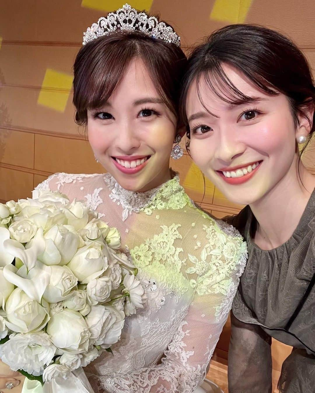 山本里菜さんのインスタグラム写真 - (山本里菜Instagram)「. 改めてみれたん結婚おめでとう💓  愛と幸せに溢れた 本当に素敵な結婚式でした👰‍♀️🤵‍♂️ 呼んでくれて嬉しかった！  みれたんの花嫁姿を目に焼き付けてきました🥰✨  末長くお幸せに🎾💕  #結婚式」12月4日 19時59分 - rinayamamoto_0622