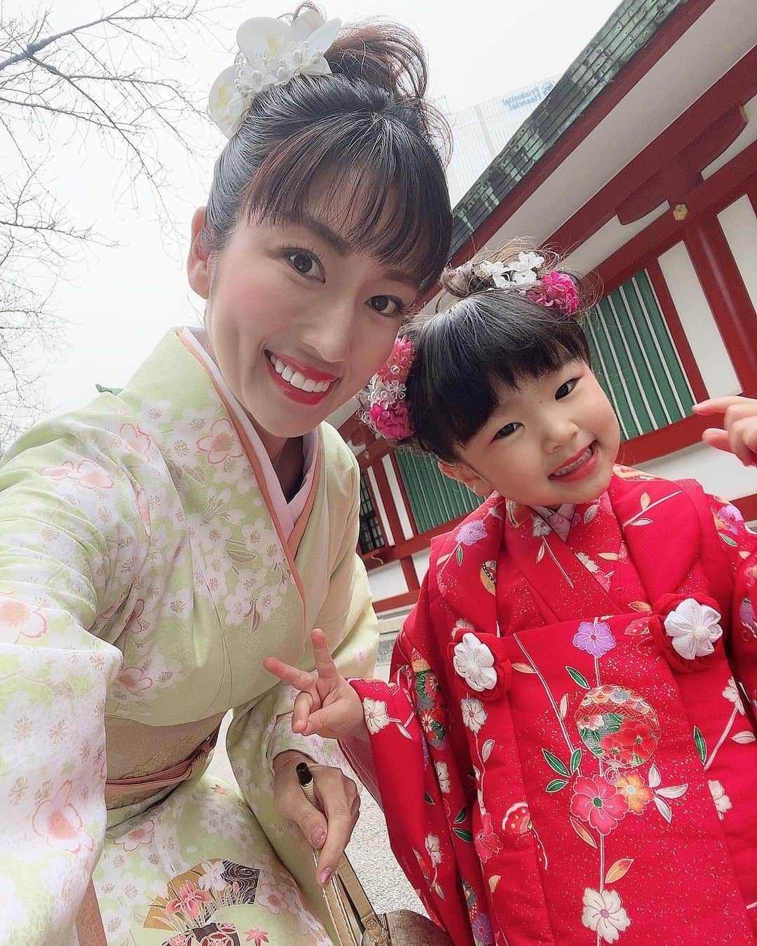 庄司ゆうこさんのインスタグラム写真 - (庄司ゆうこInstagram)「ももちゃん今年3歳なので、七五三の撮影をしてきました❣️ プロのカメラマンさんにたくさん撮ってもらったので出来上がりが楽しみだなぁ🧡 ひとまず撮影の裏側を母がたくさん動画や写真撮ってくれていたのでアップします❣️ 最後の写真は変顔🤣さすが私の娘🤣 @hanagoyomi_kimono さん、ありがとうございました😊✨ #七五三#七五三ヘア #3歳#おめでとう#着物#日枝神社#七五三撮影#七五三ママ#親子#姉弟#一姫二太郎#こどものいる暮らし」12月4日 20時22分 - yuko.shoji