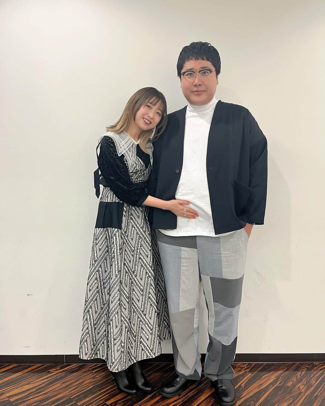 いとくとらさんのインスタグラム写真 - (いとくとらInstagram)「⠀ 🖤⠀ ⠀ 本日23時半からAbemaにて配信される⠀ 恋愛トーク ...